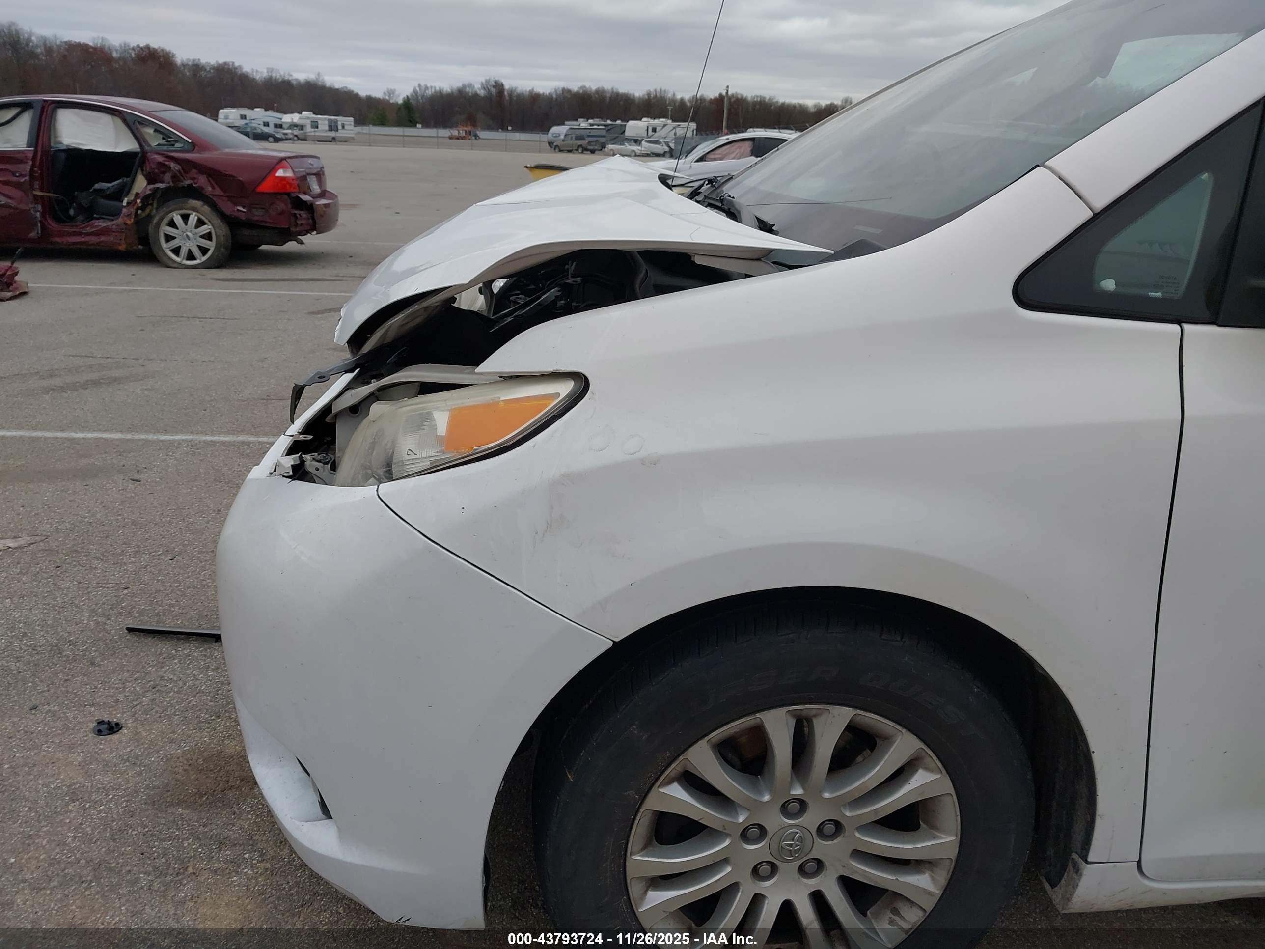 TOYOTA SIENNA image 6