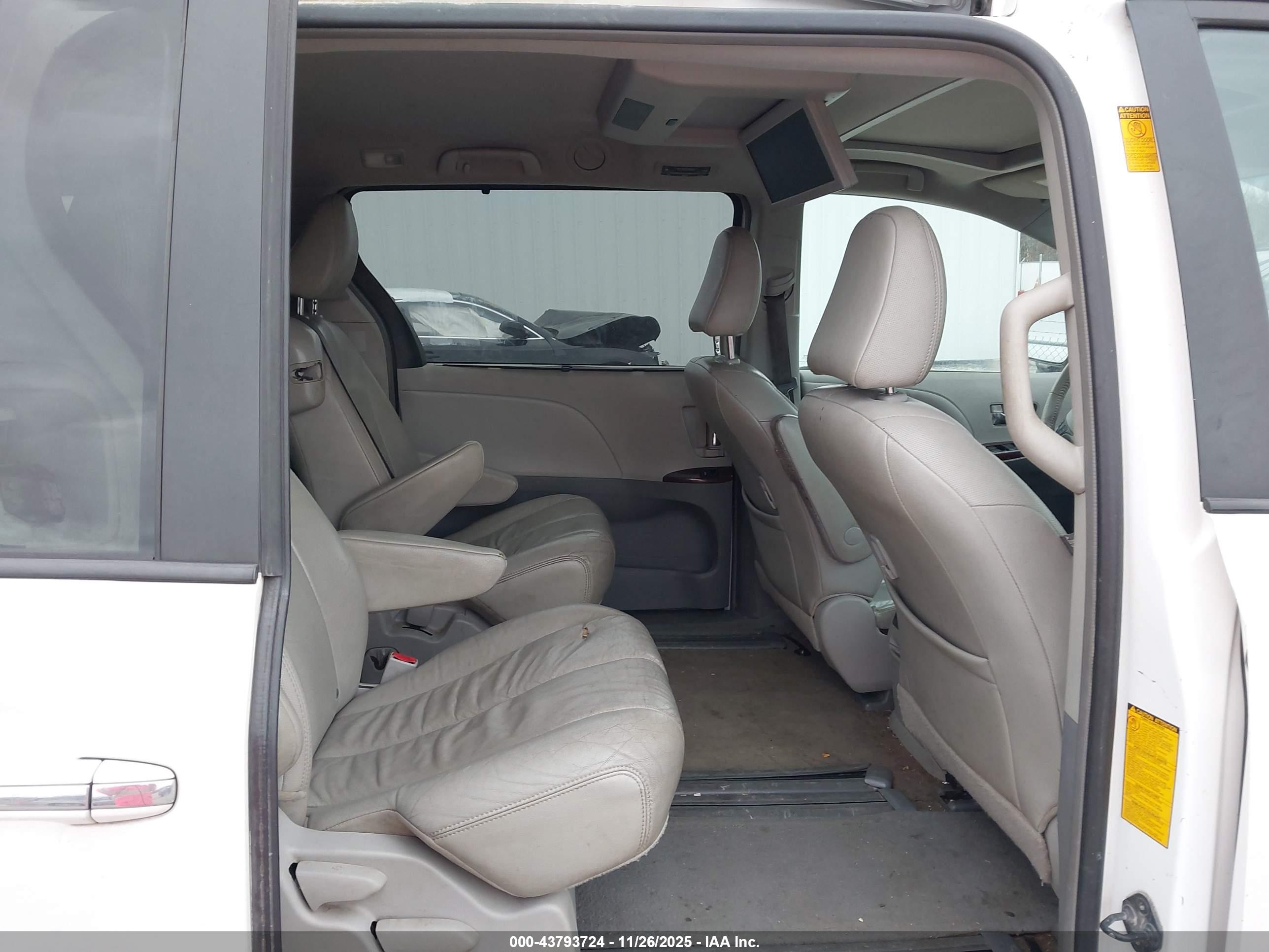 TOYOTA SIENNA image 8