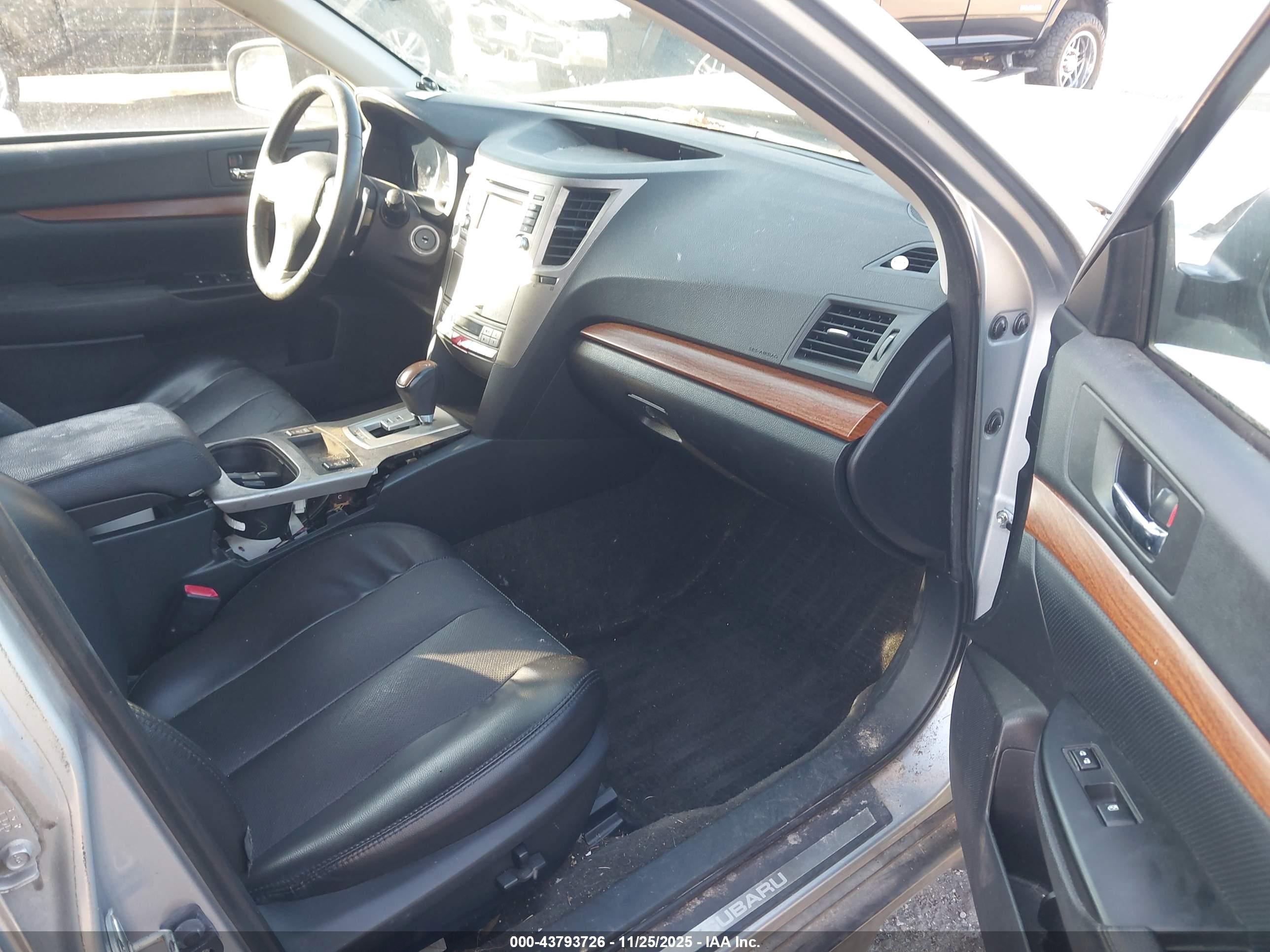 SUBARU OUTBACK image 5