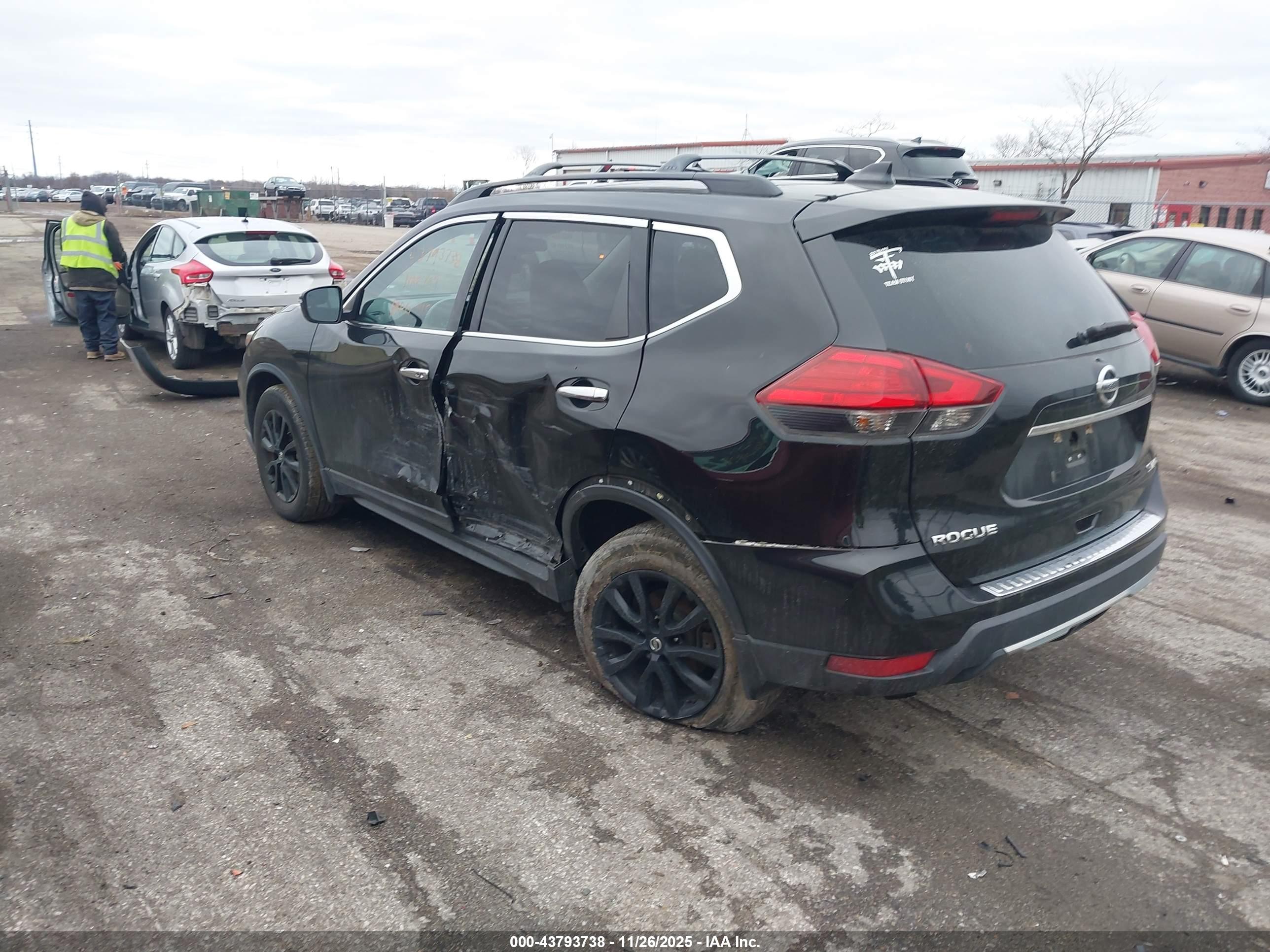 NISSAN ROGUE image 3