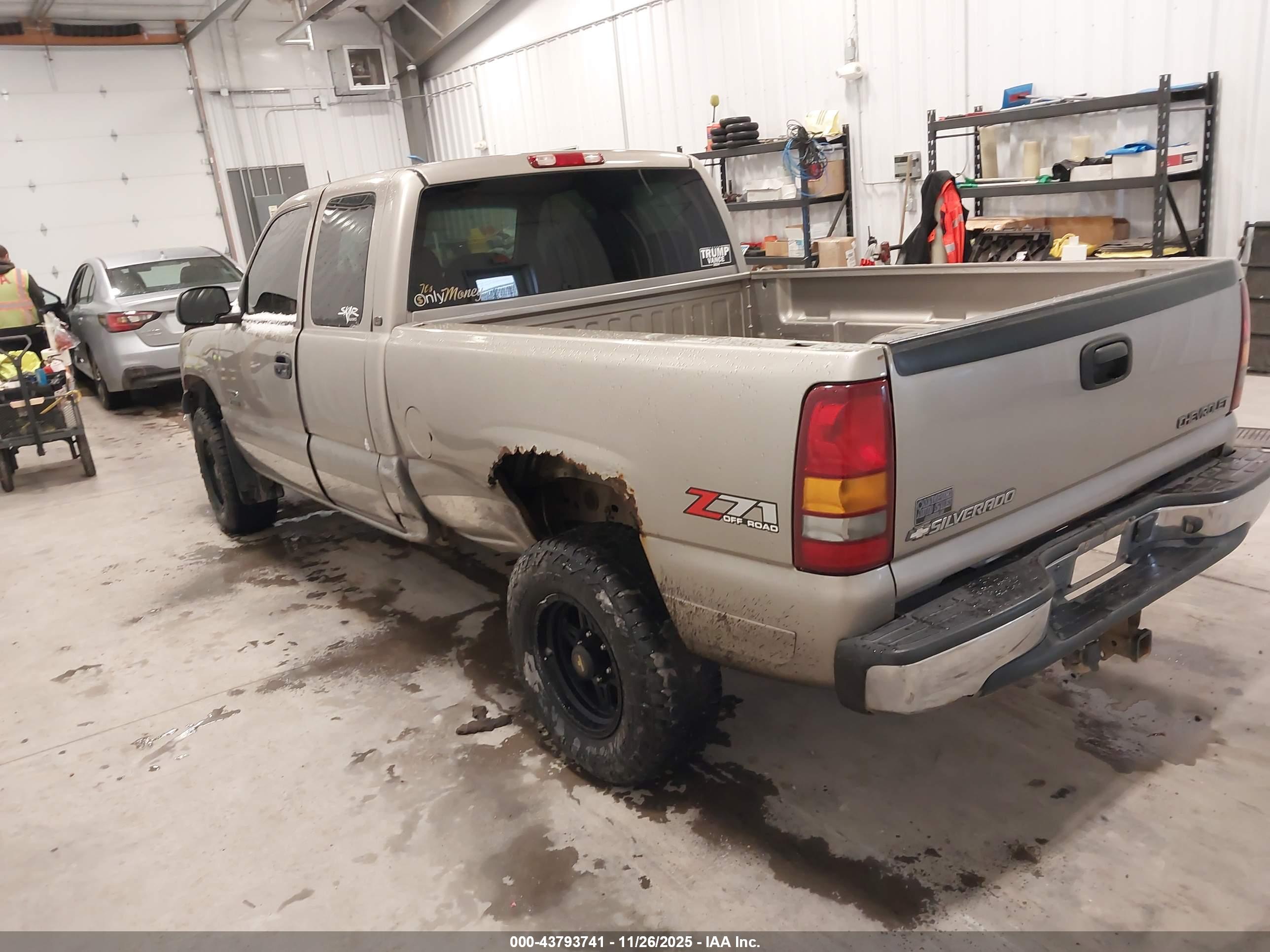 CHEVROLET SILVERADO image 3