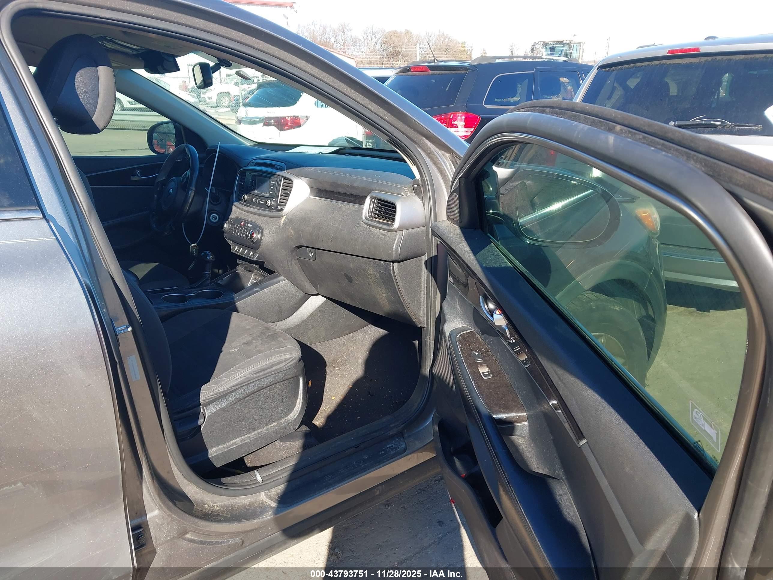 KIA SORENTO image 5