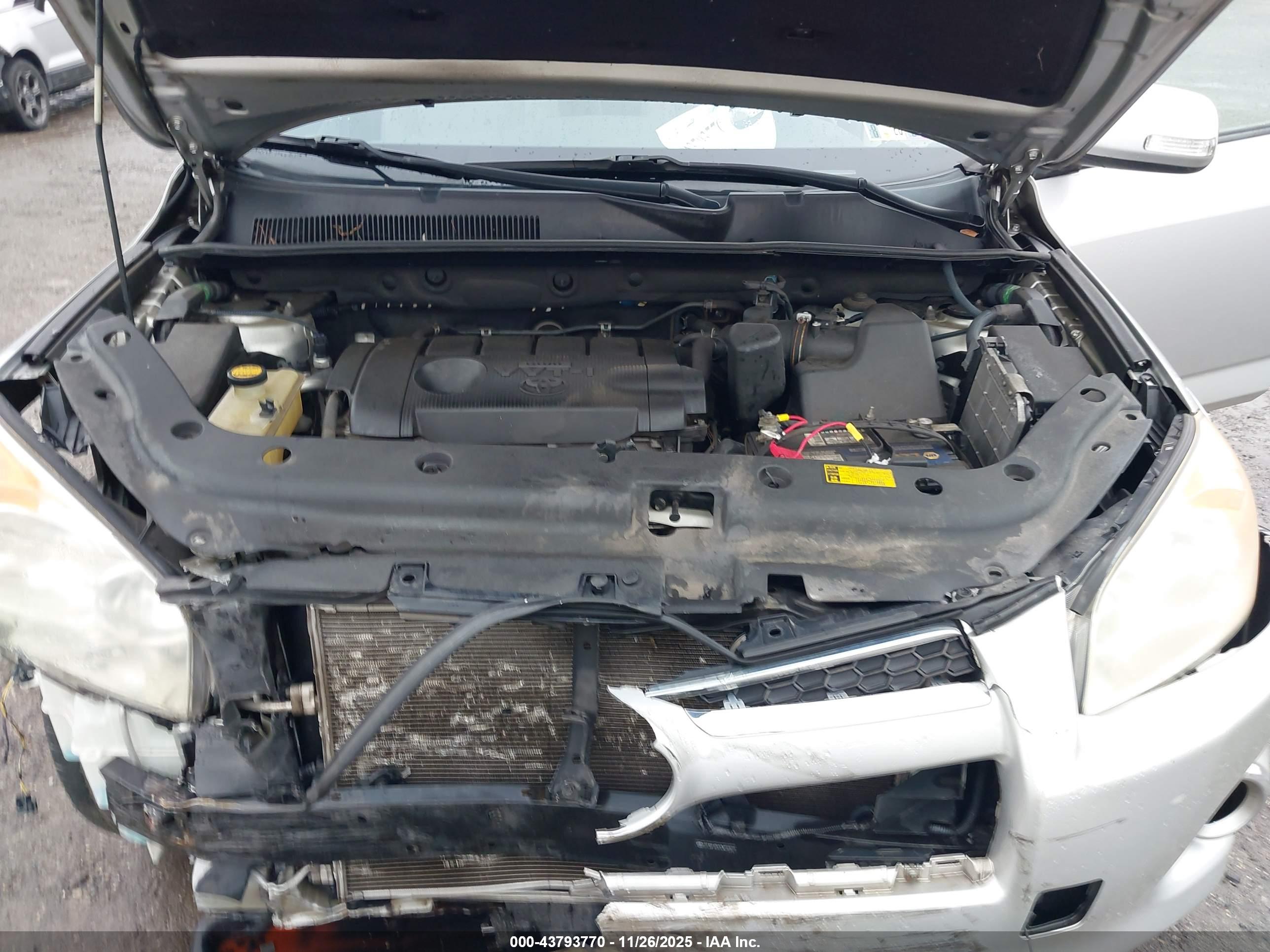 TOYOTA RAV4 image 10