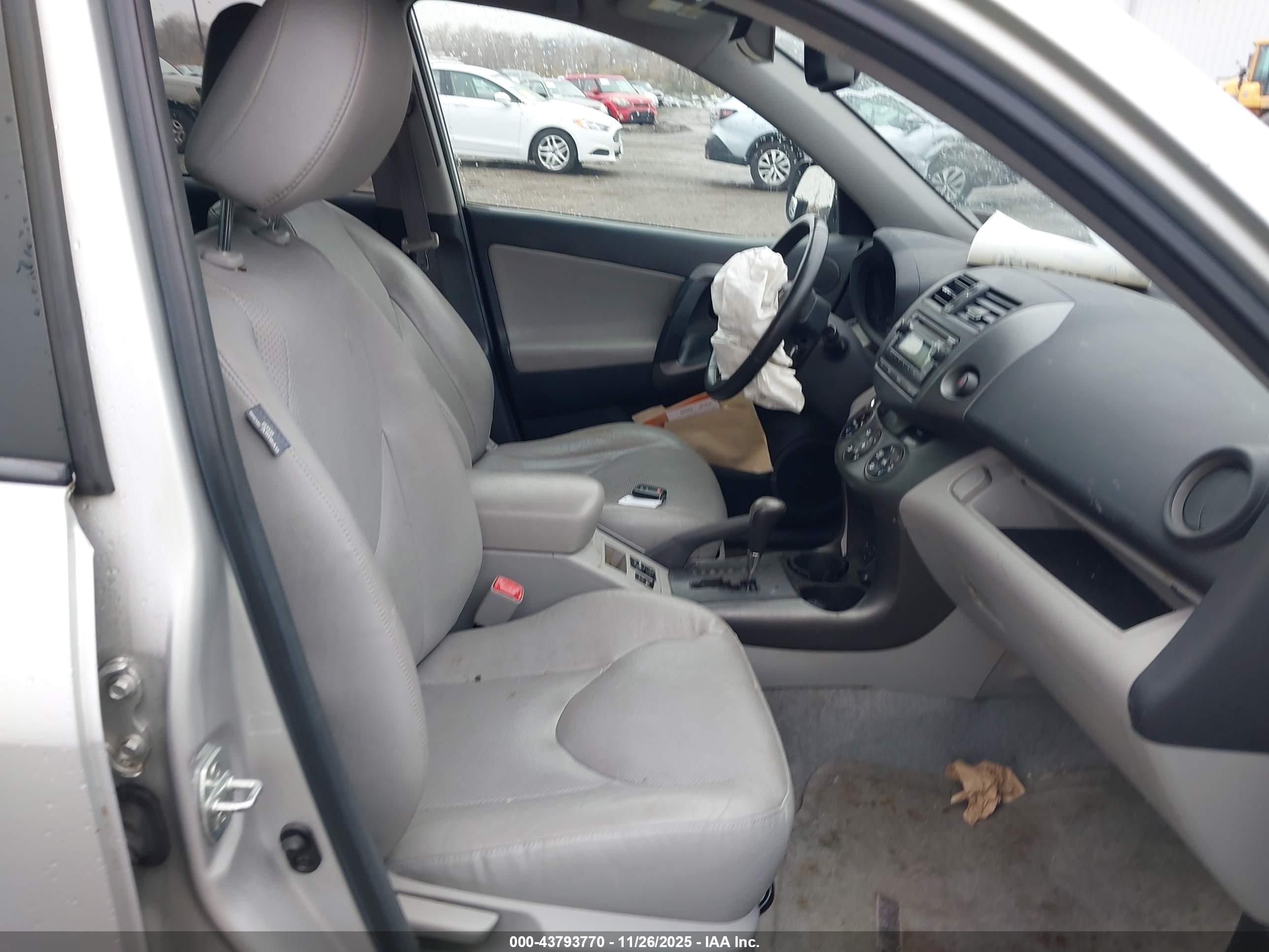 TOYOTA RAV4 image 5