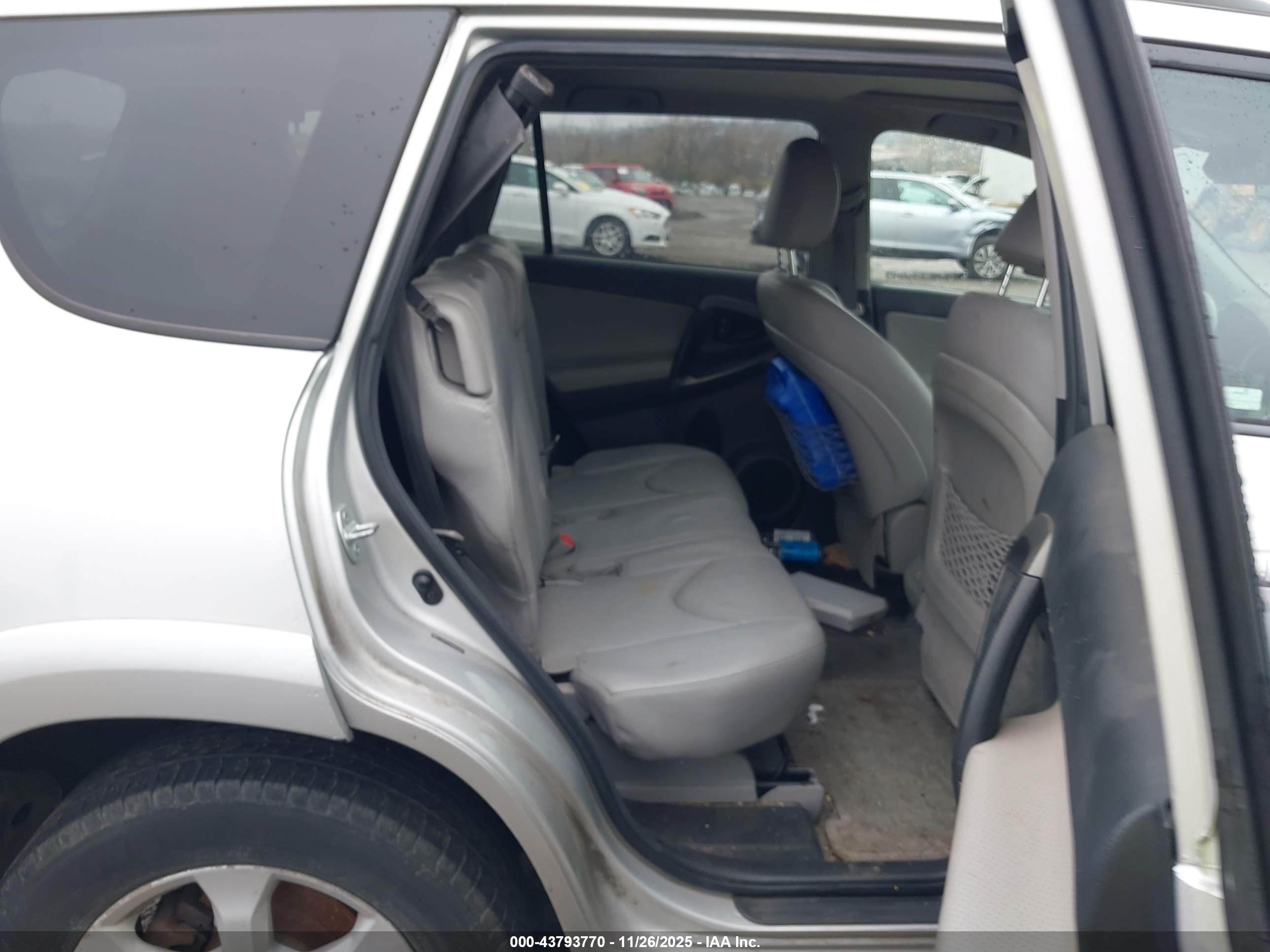 TOYOTA RAV4 image 8