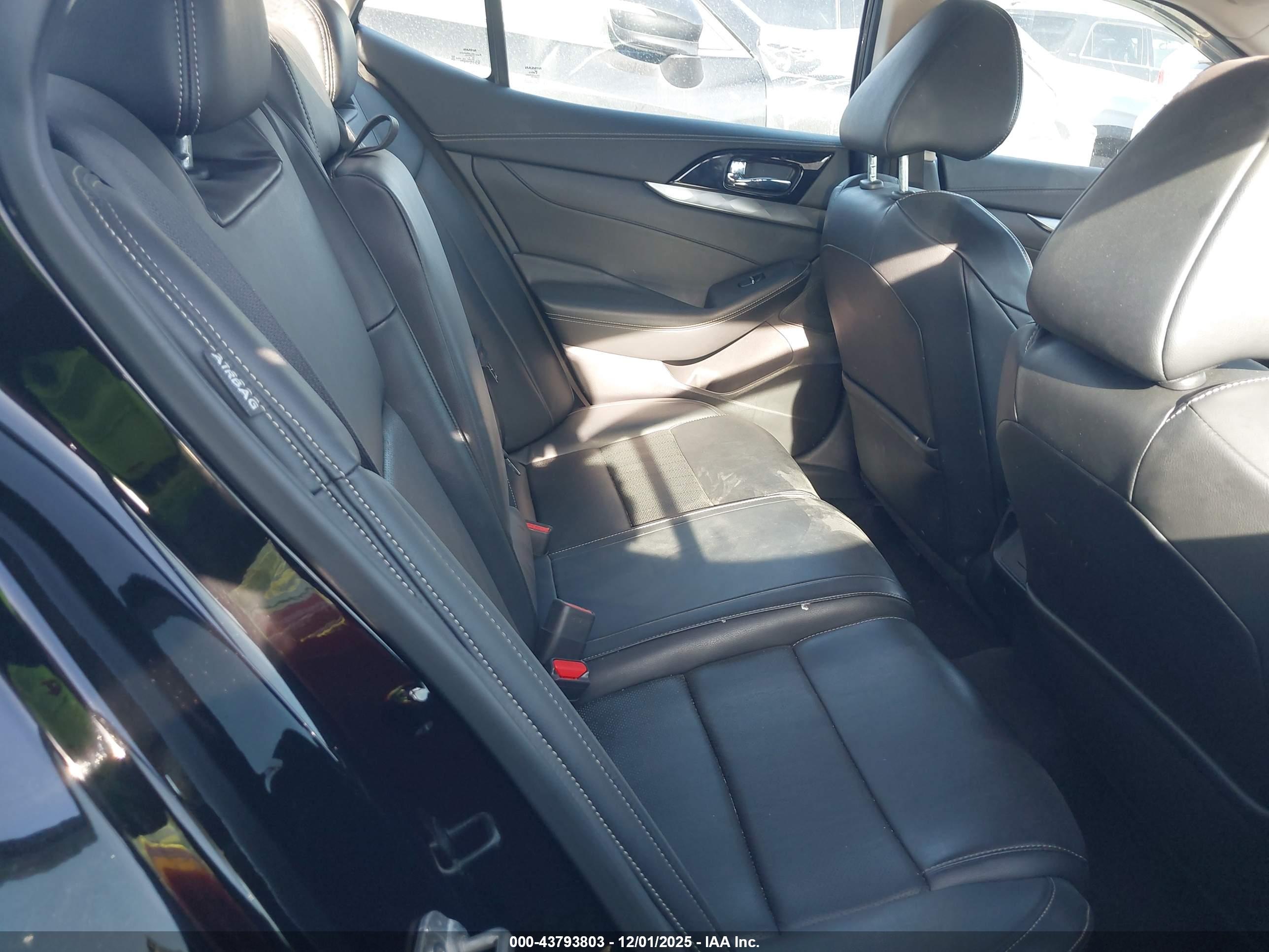 NISSAN MAXIMA image 8