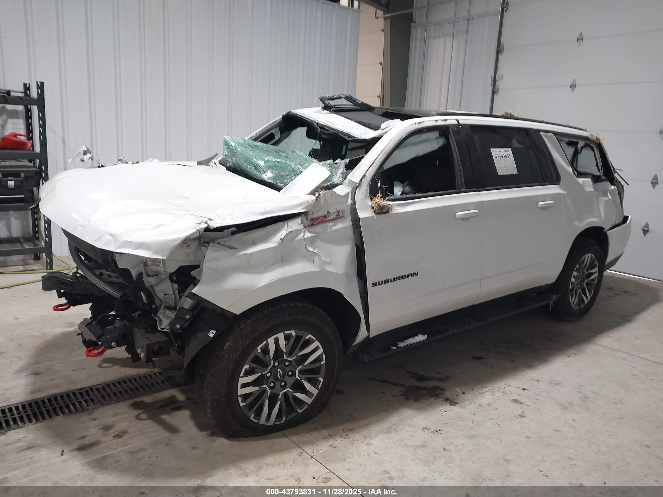 CHEVROLET SUBURBAN image 2