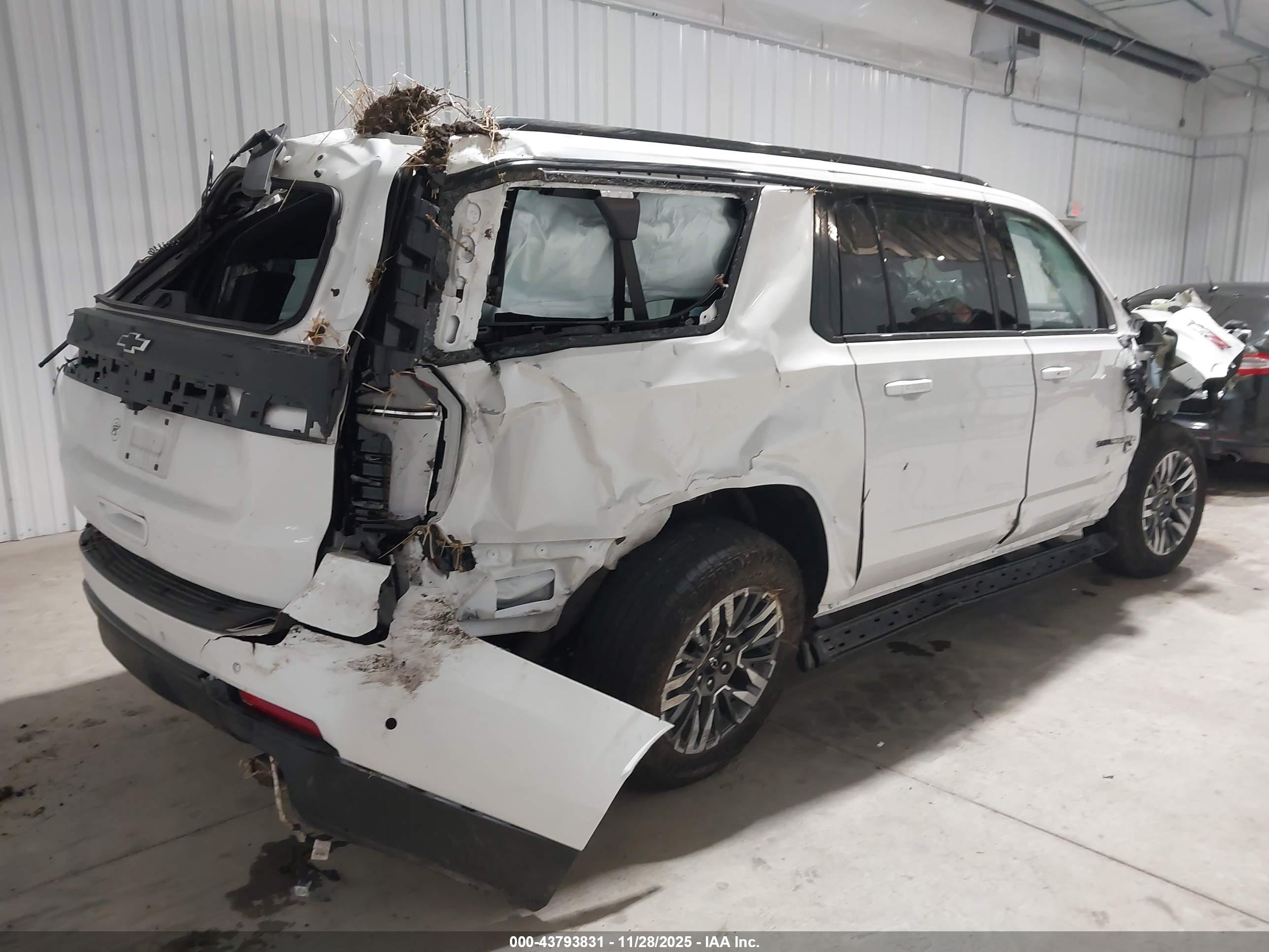 CHEVROLET SUBURBAN image 4