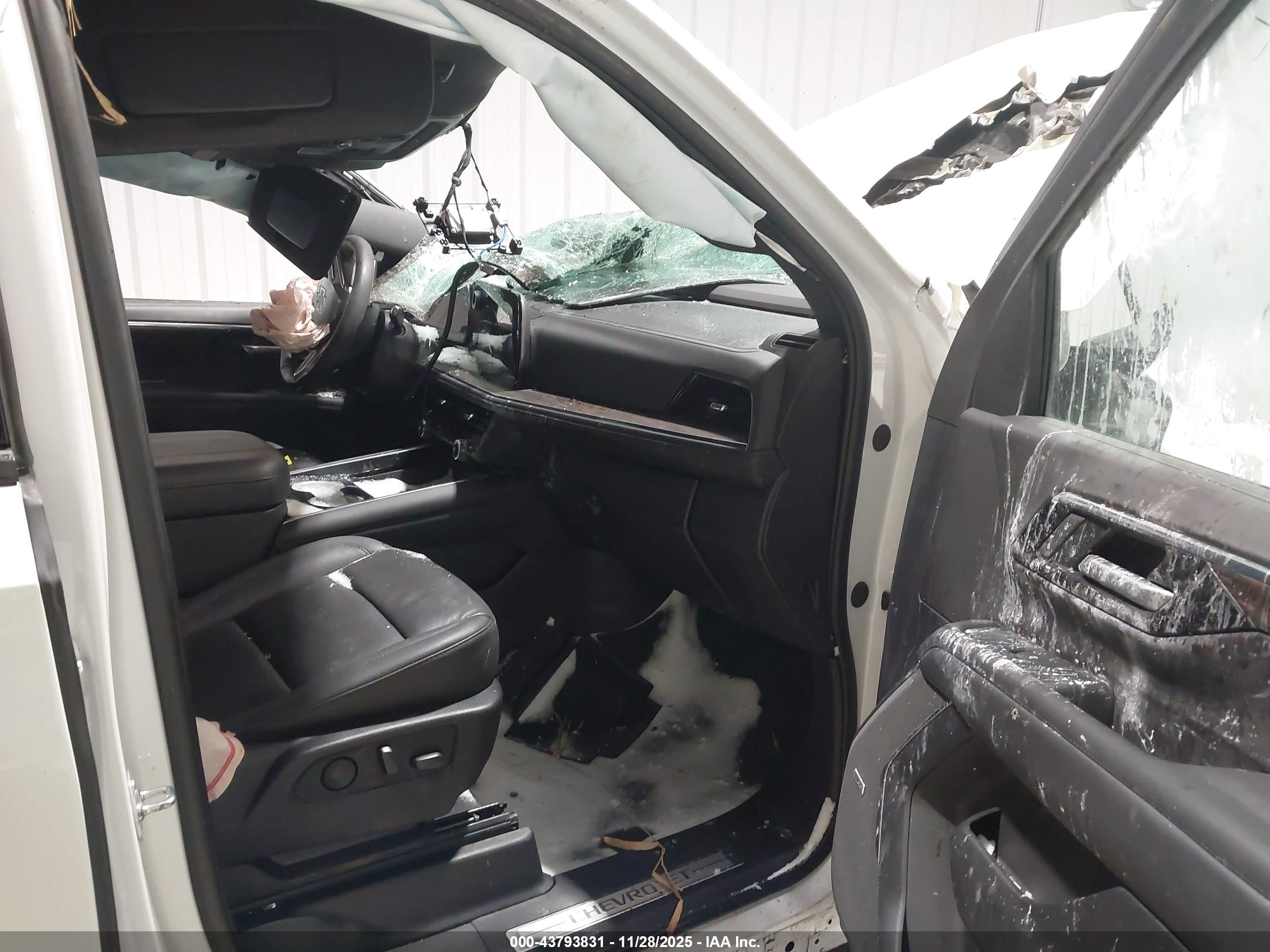 CHEVROLET SUBURBAN image 5