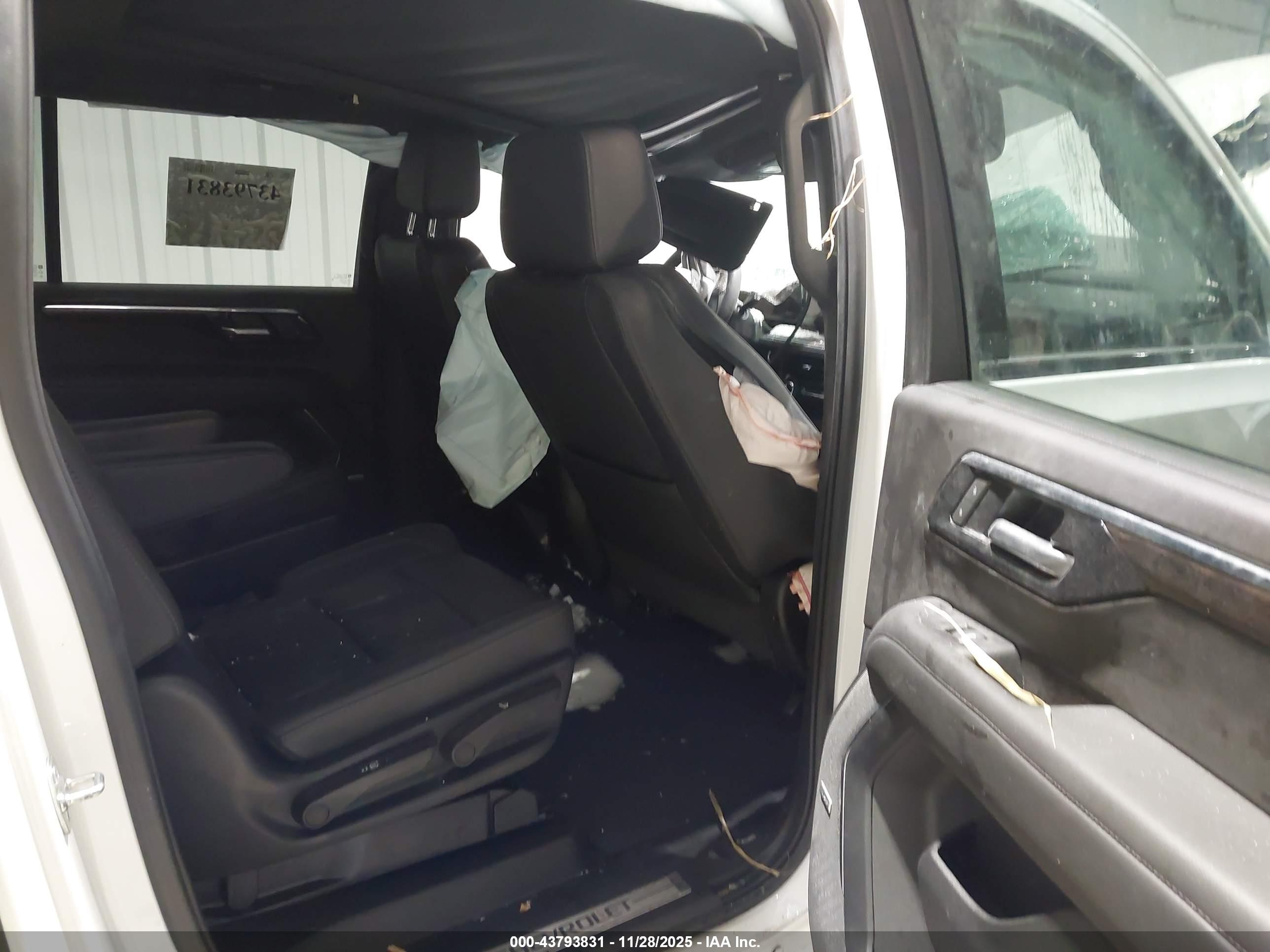 CHEVROLET SUBURBAN image 8