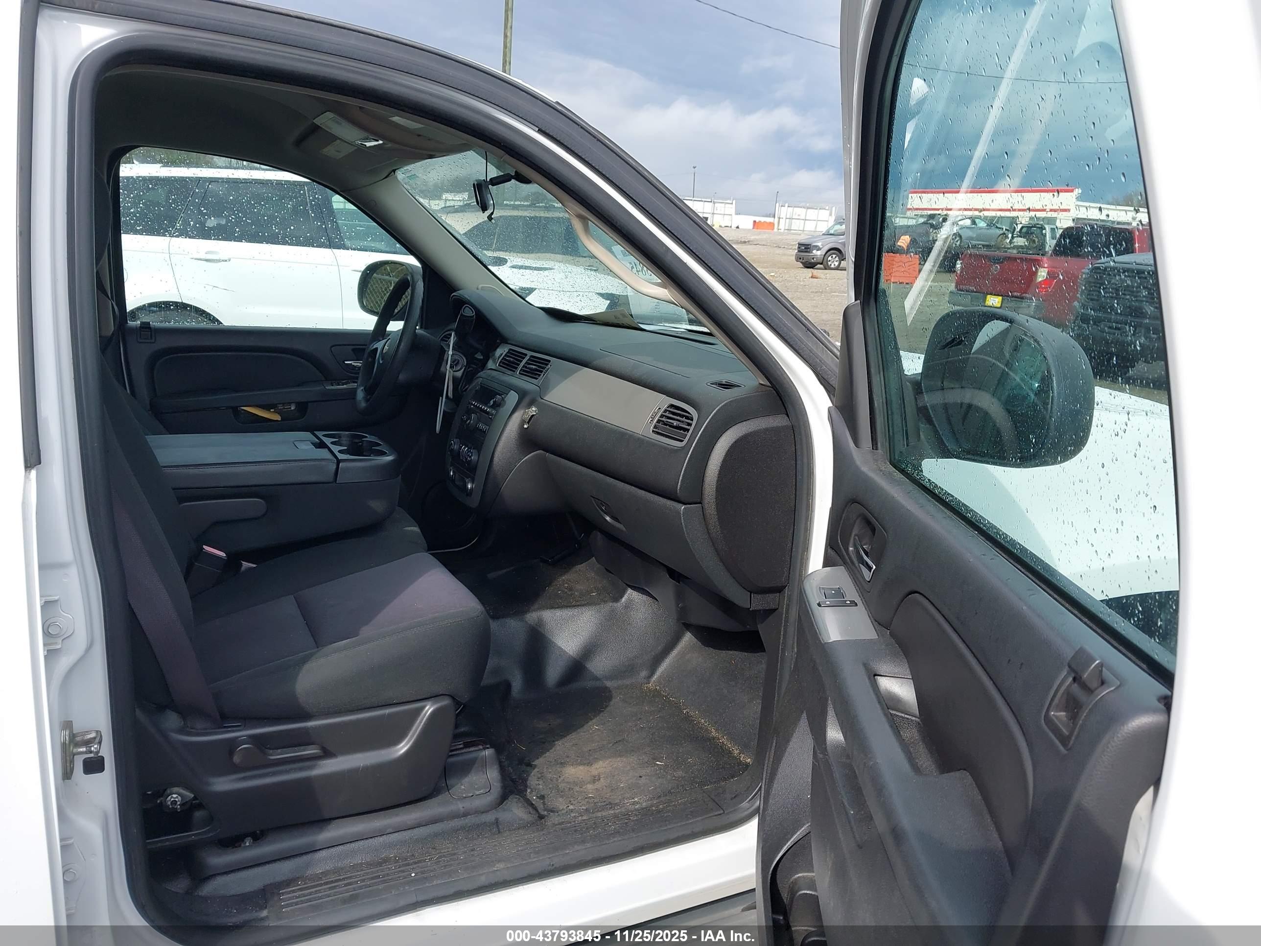 CHEVROLET TAHOE image 5