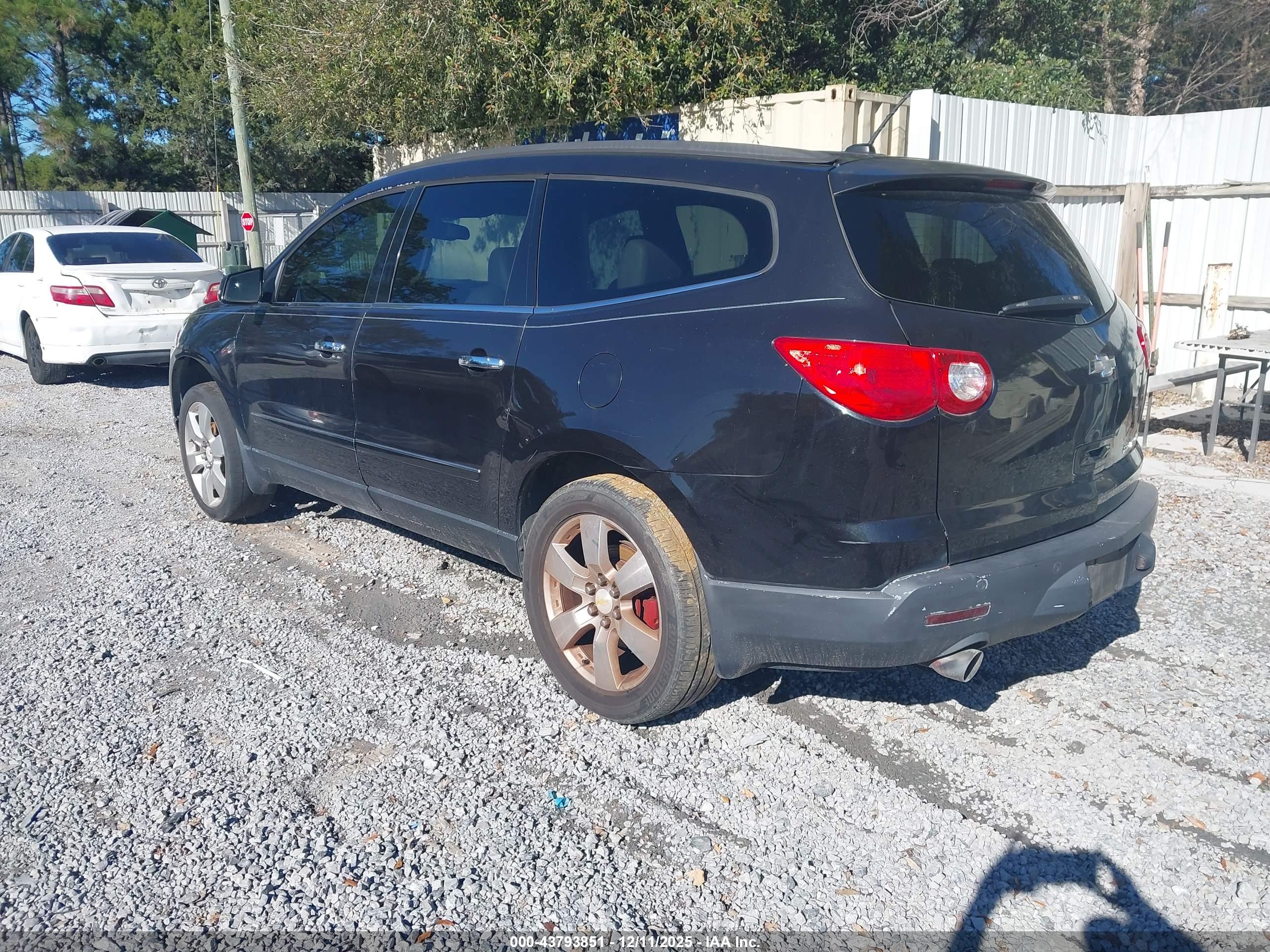 CHEVROLET TRAVERSE image 3