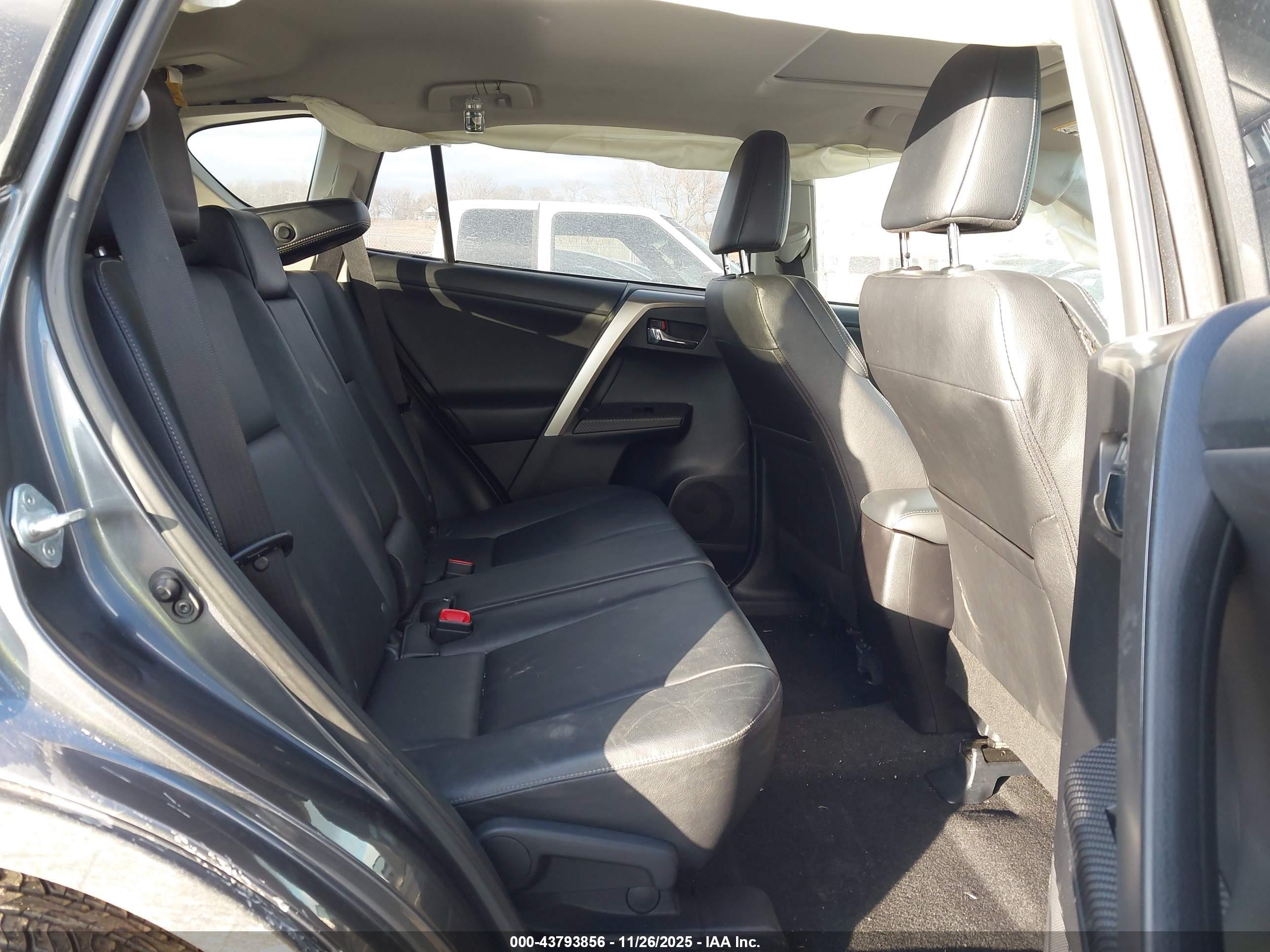 TOYOTA RAV4 image 8