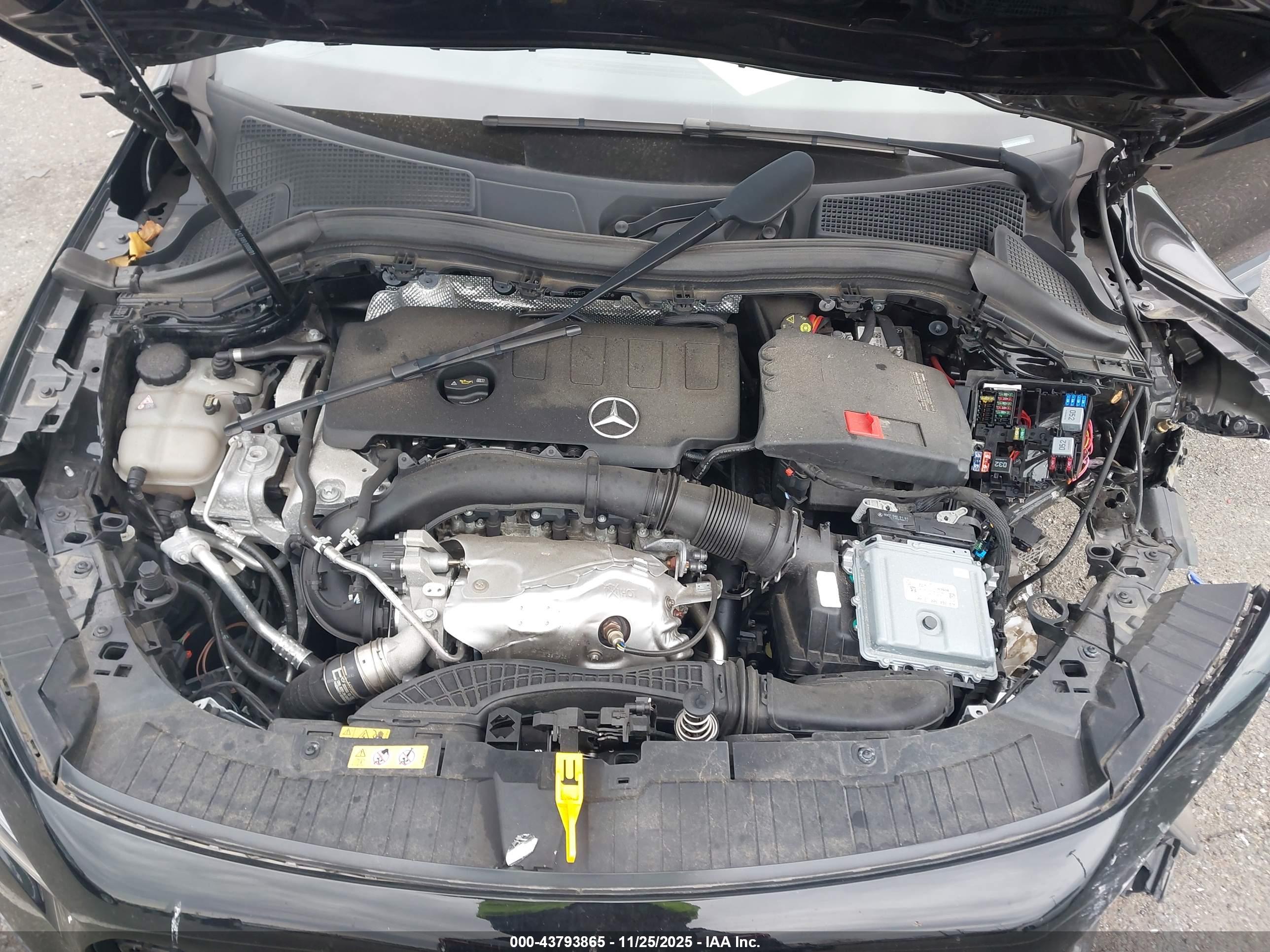 MERCEDES-BENZ GLA image 10
