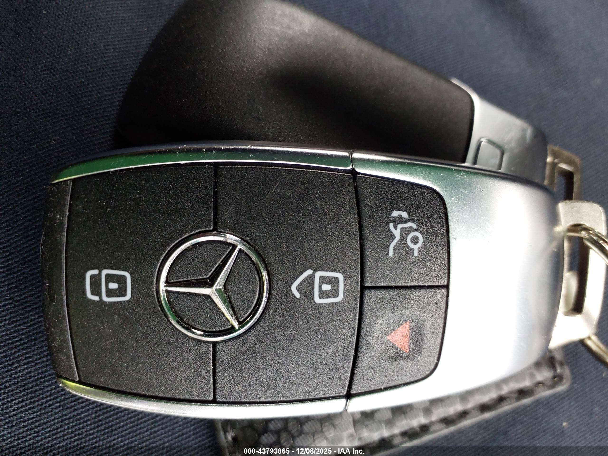 MERCEDES-BENZ GLA image 11