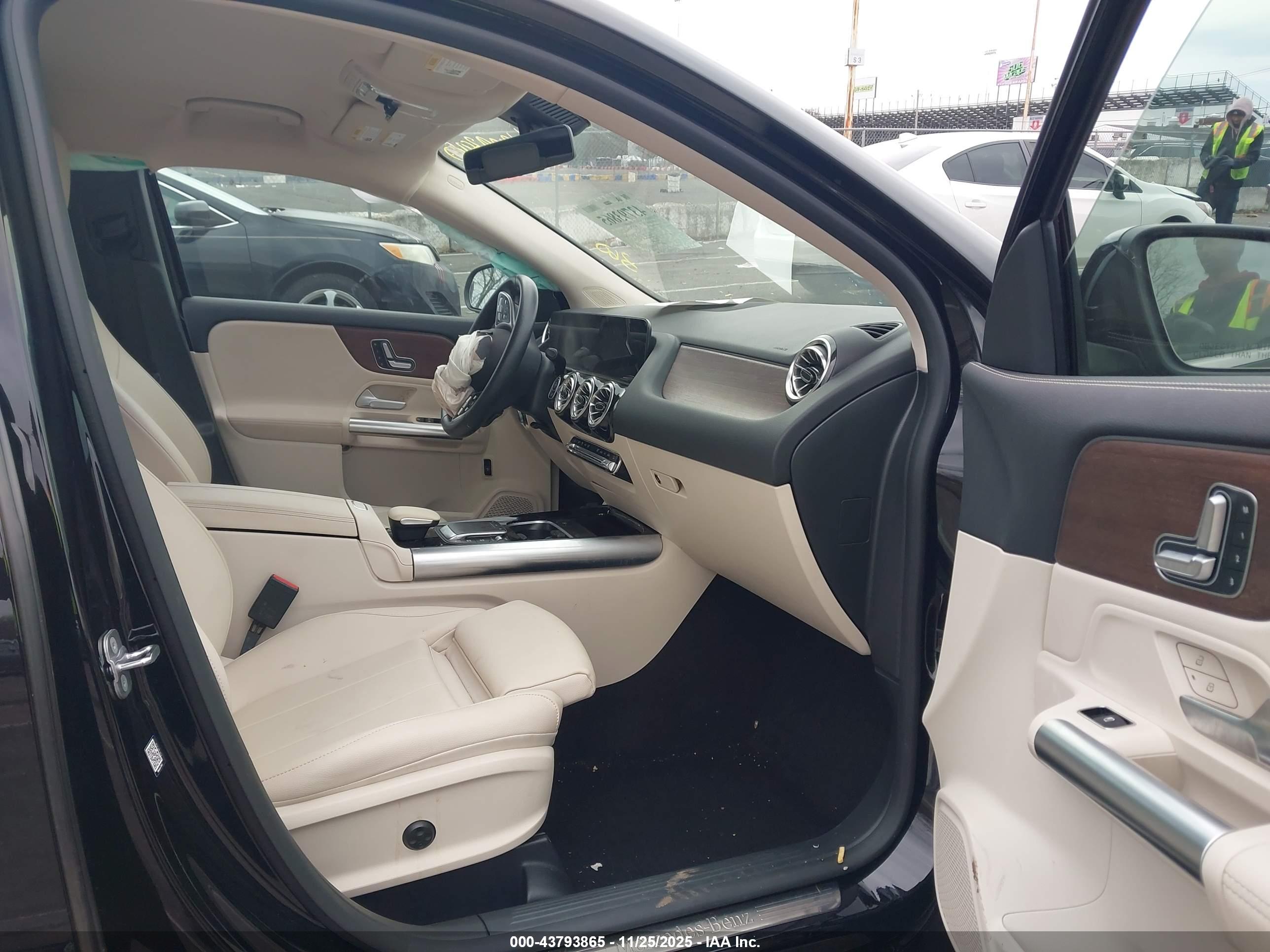 MERCEDES-BENZ GLA image 5