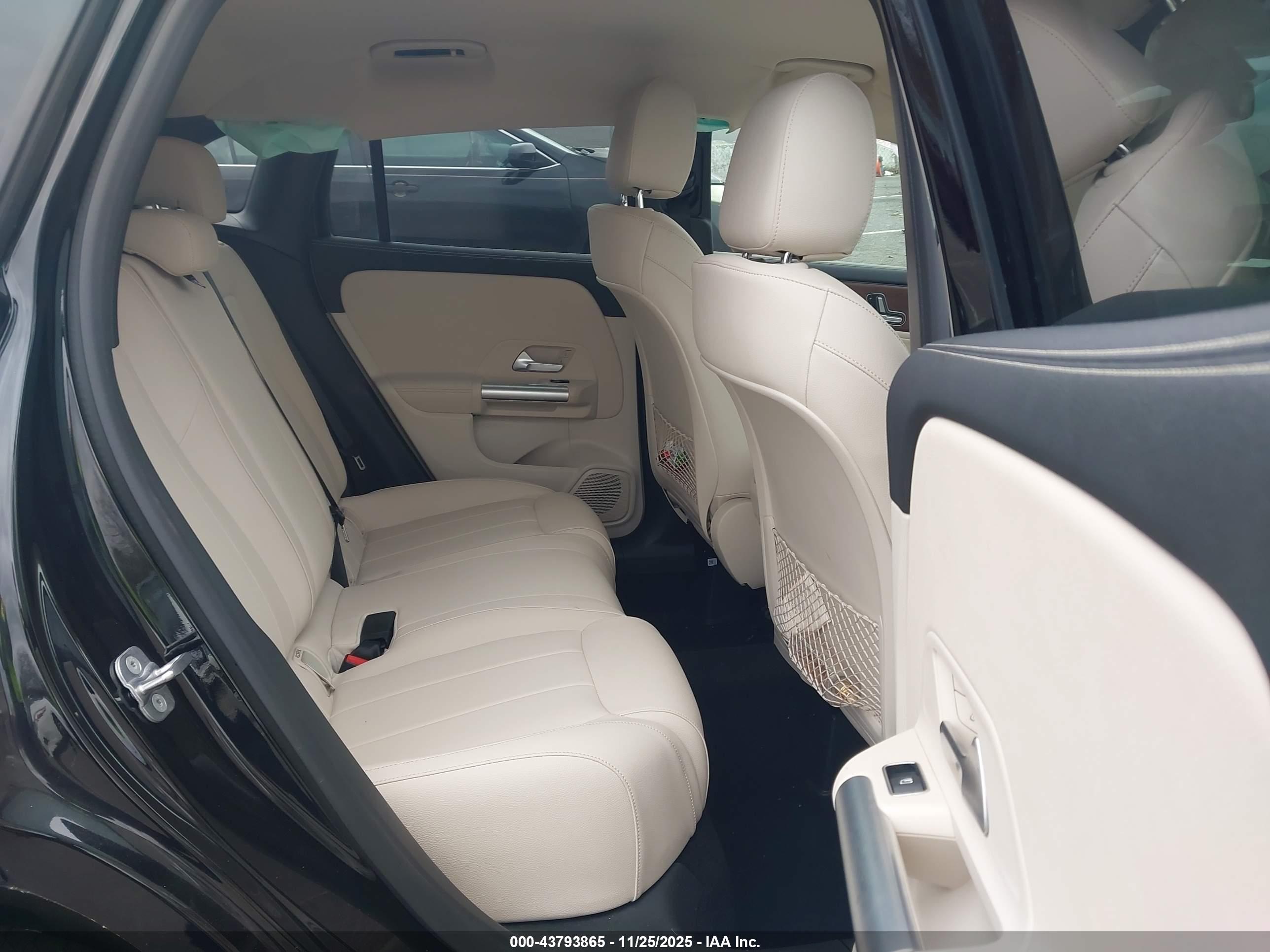 MERCEDES-BENZ GLA image 8
