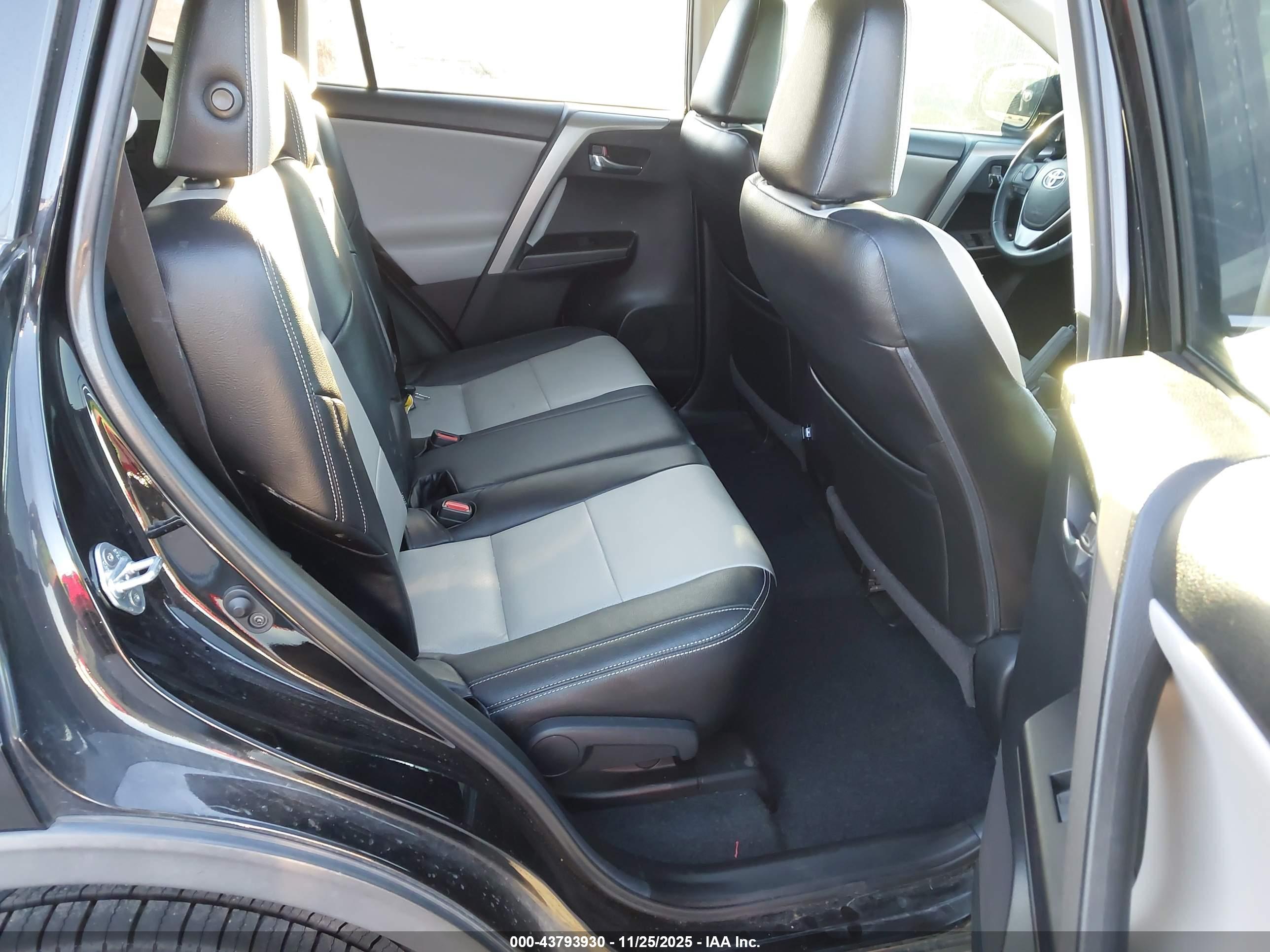 TOYOTA RAV4 image 8