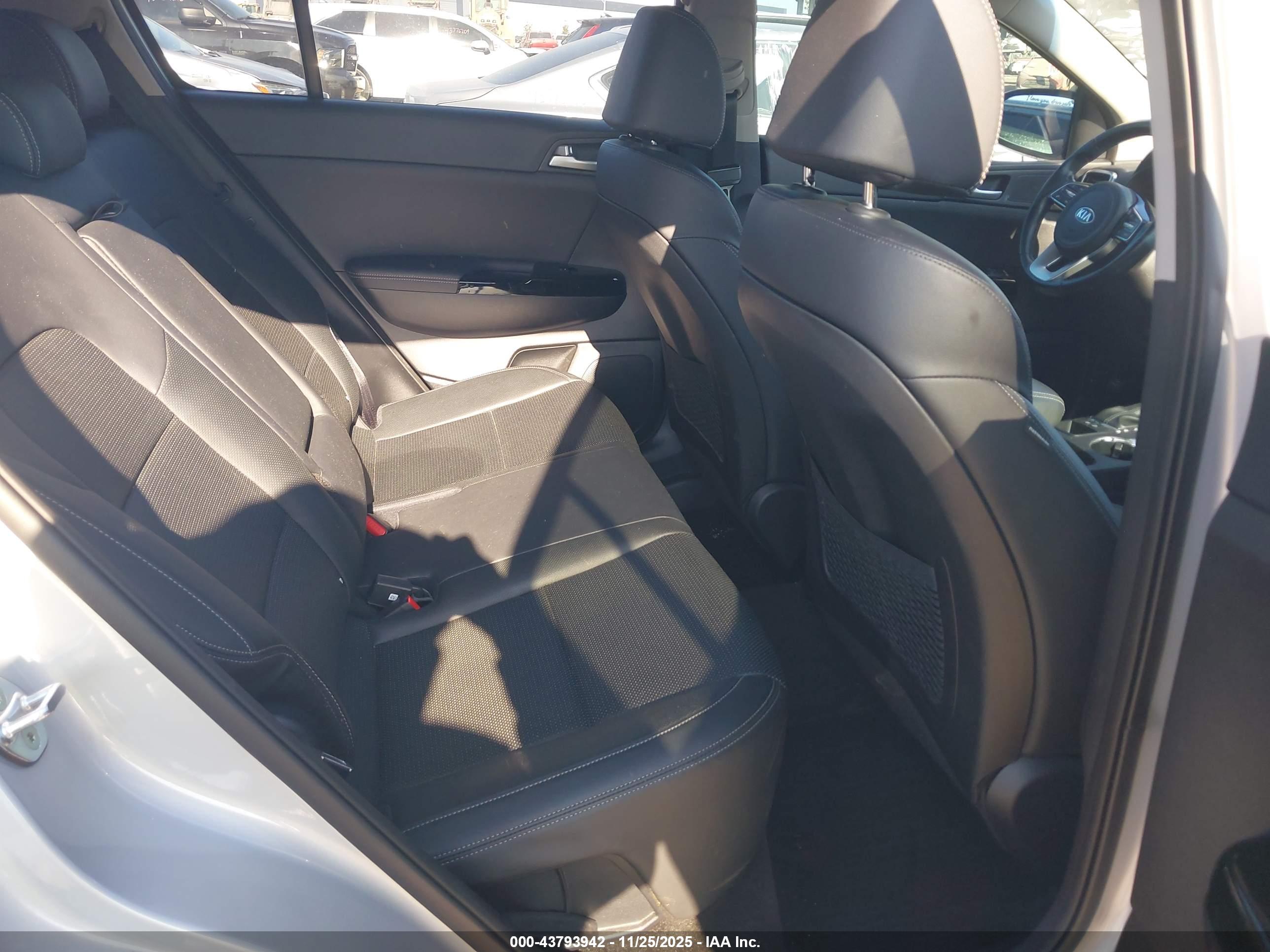 KIA SPORTAGE image 8
