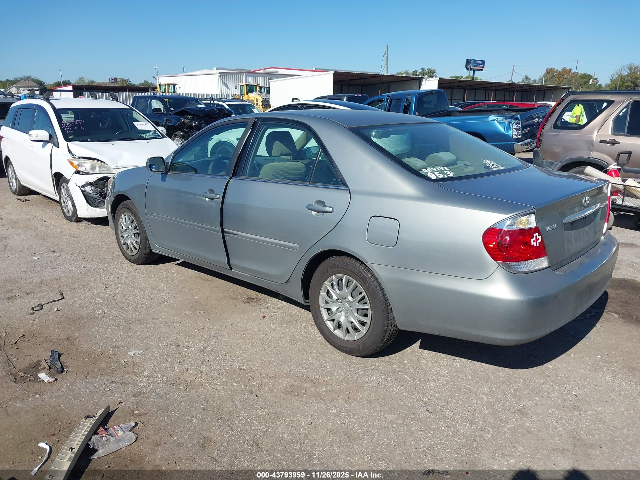 TOYOTA CAMRY image 3
