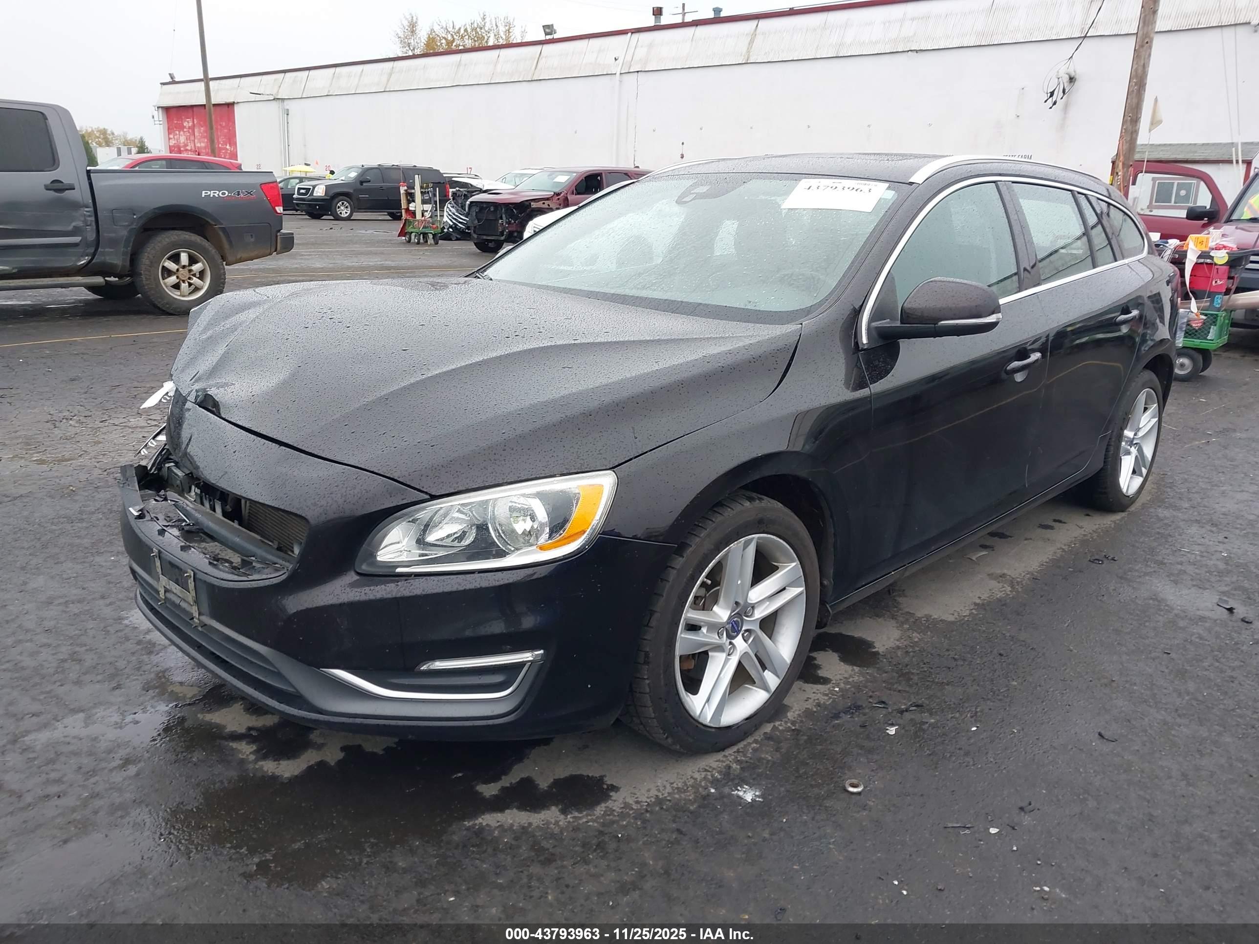 VOLVO V60 image 2