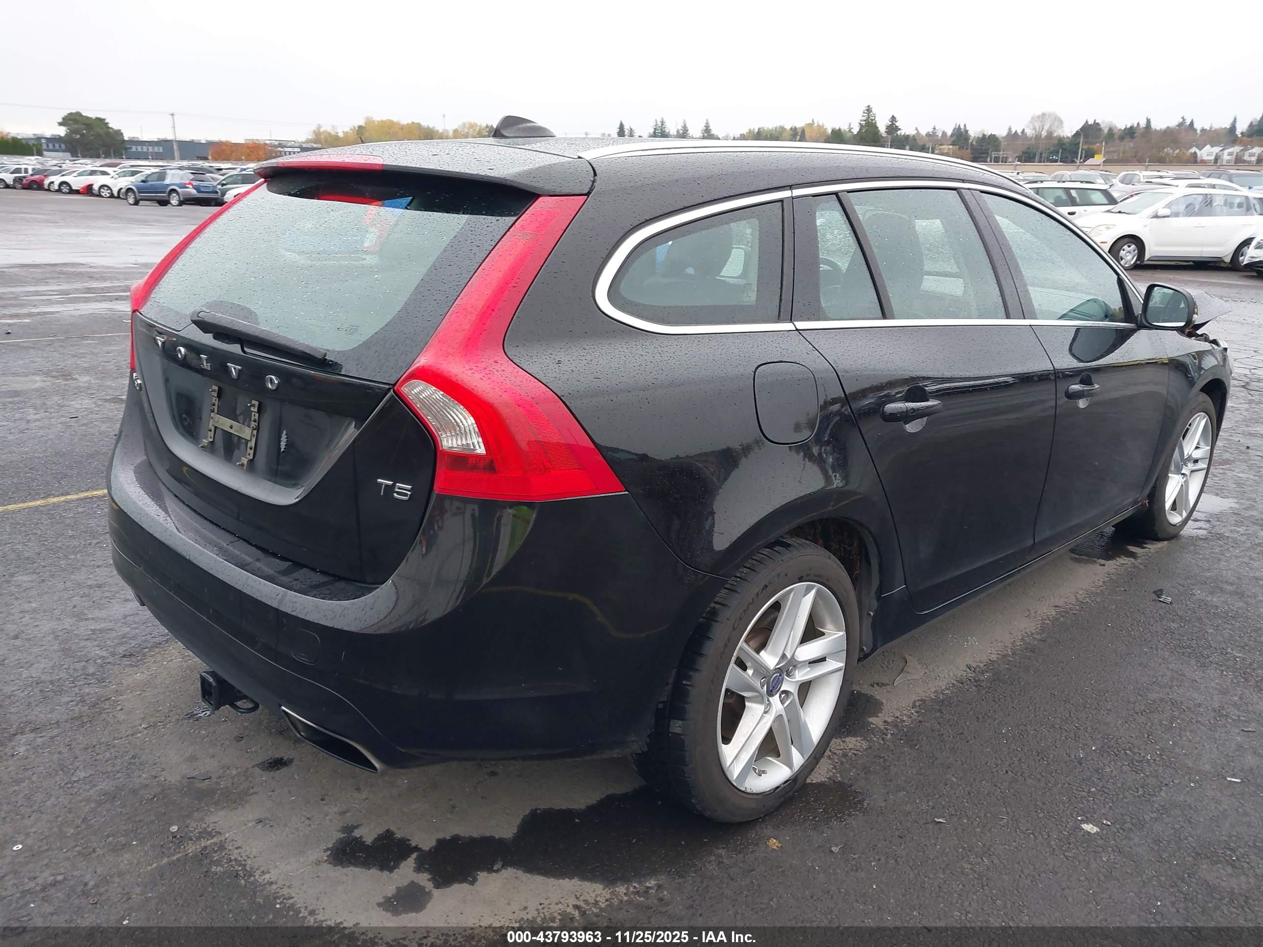 VOLVO V60 image 4