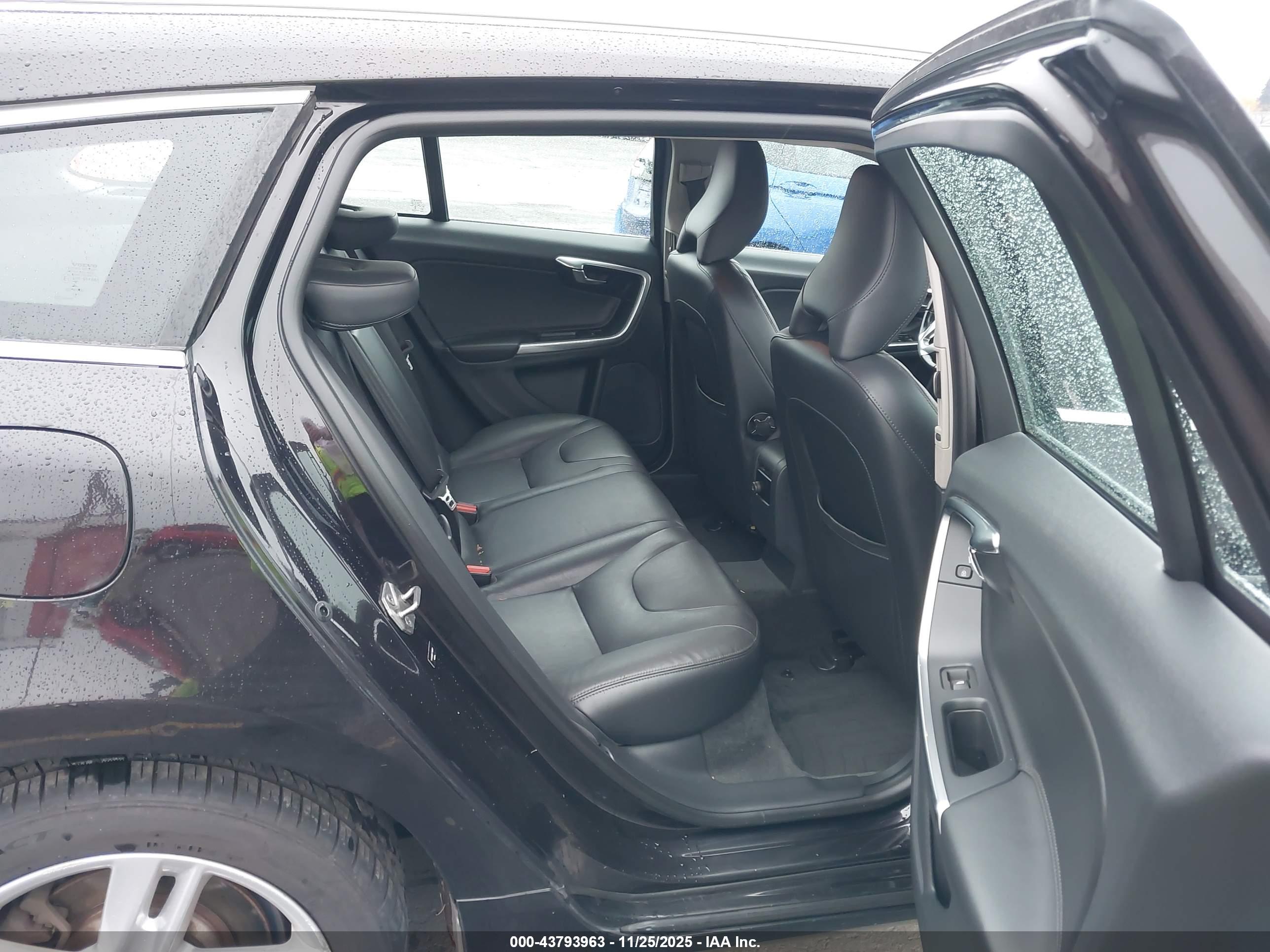 VOLVO V60 image 8