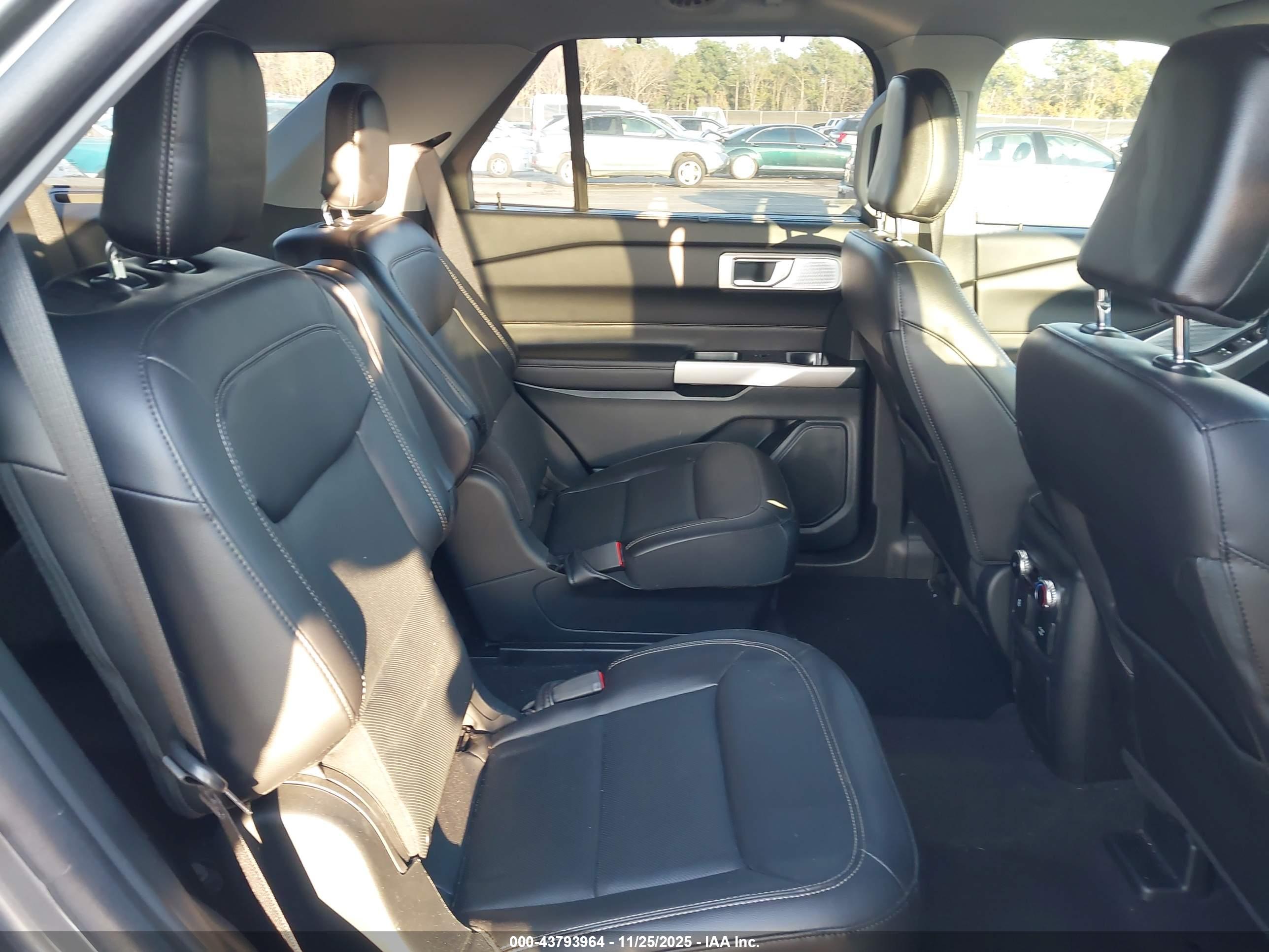 FORD EXPLORER image 8