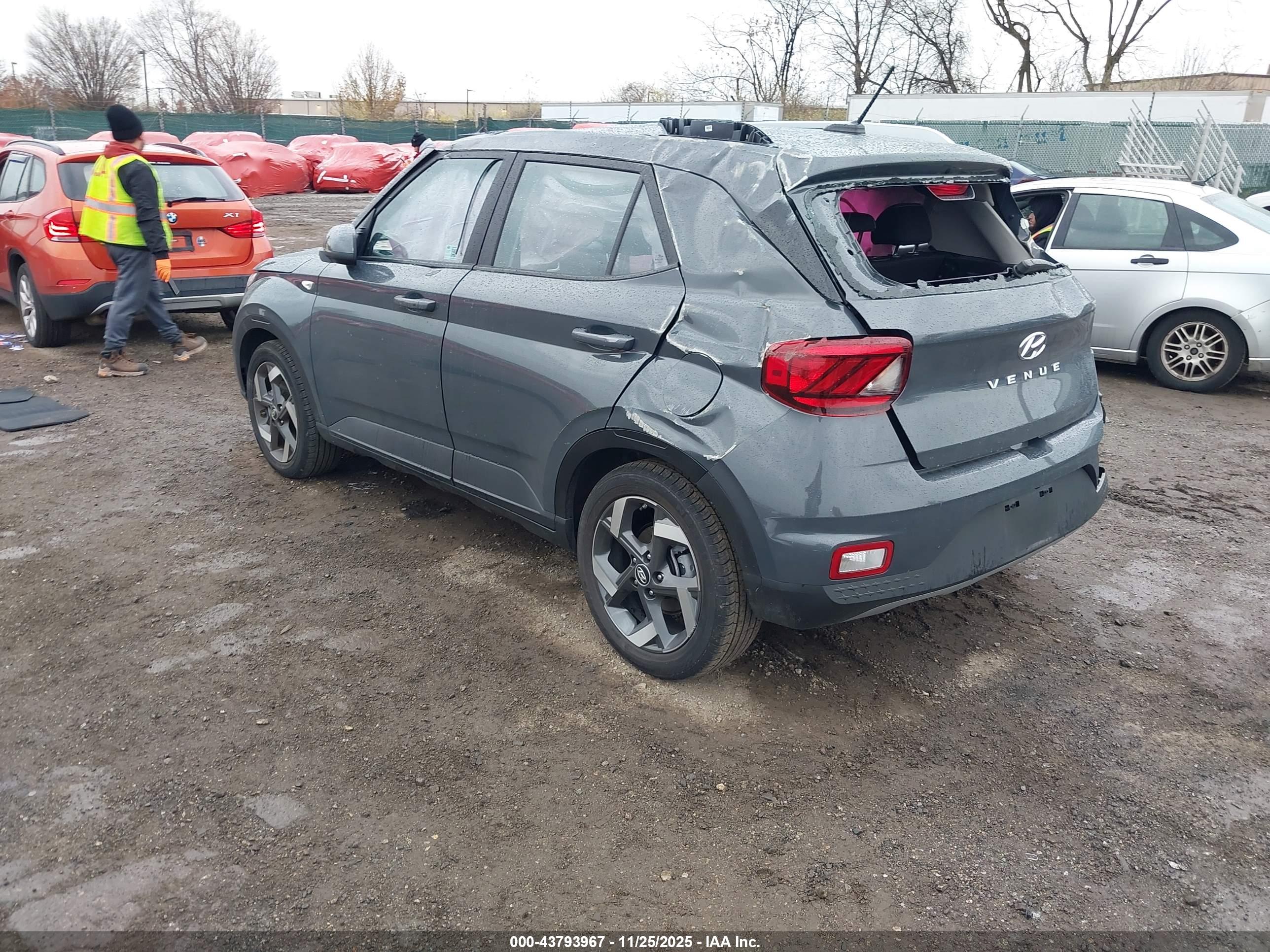 HYUNDAI VENUE image 3