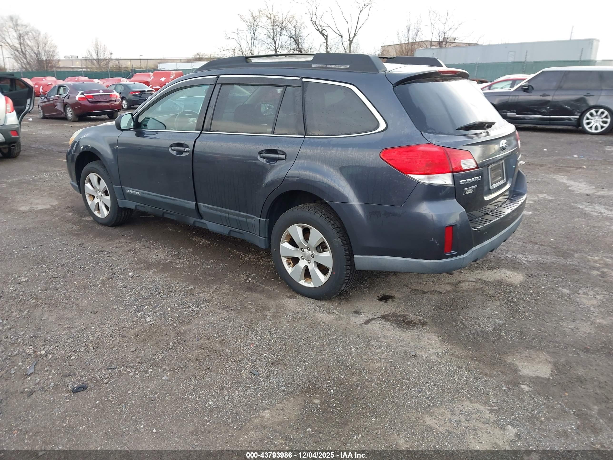 SUBARU OUTBACK image 3