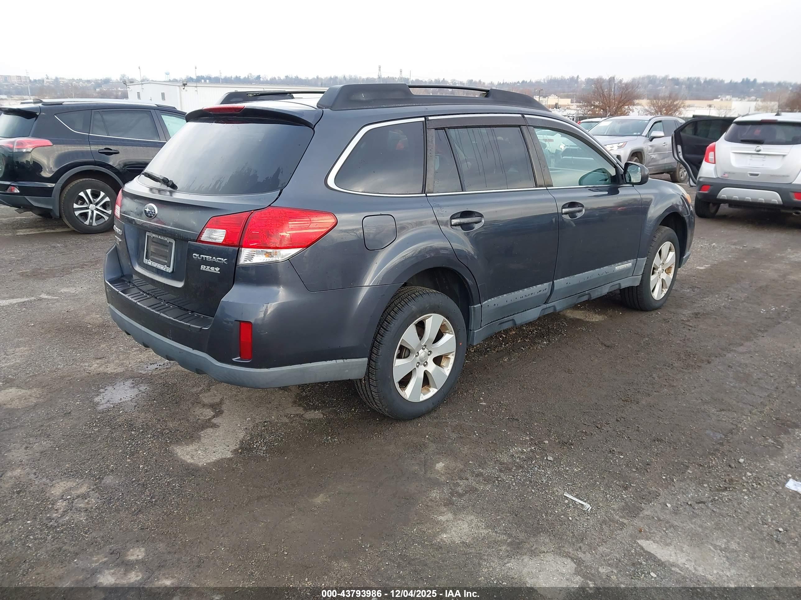 SUBARU OUTBACK image 4