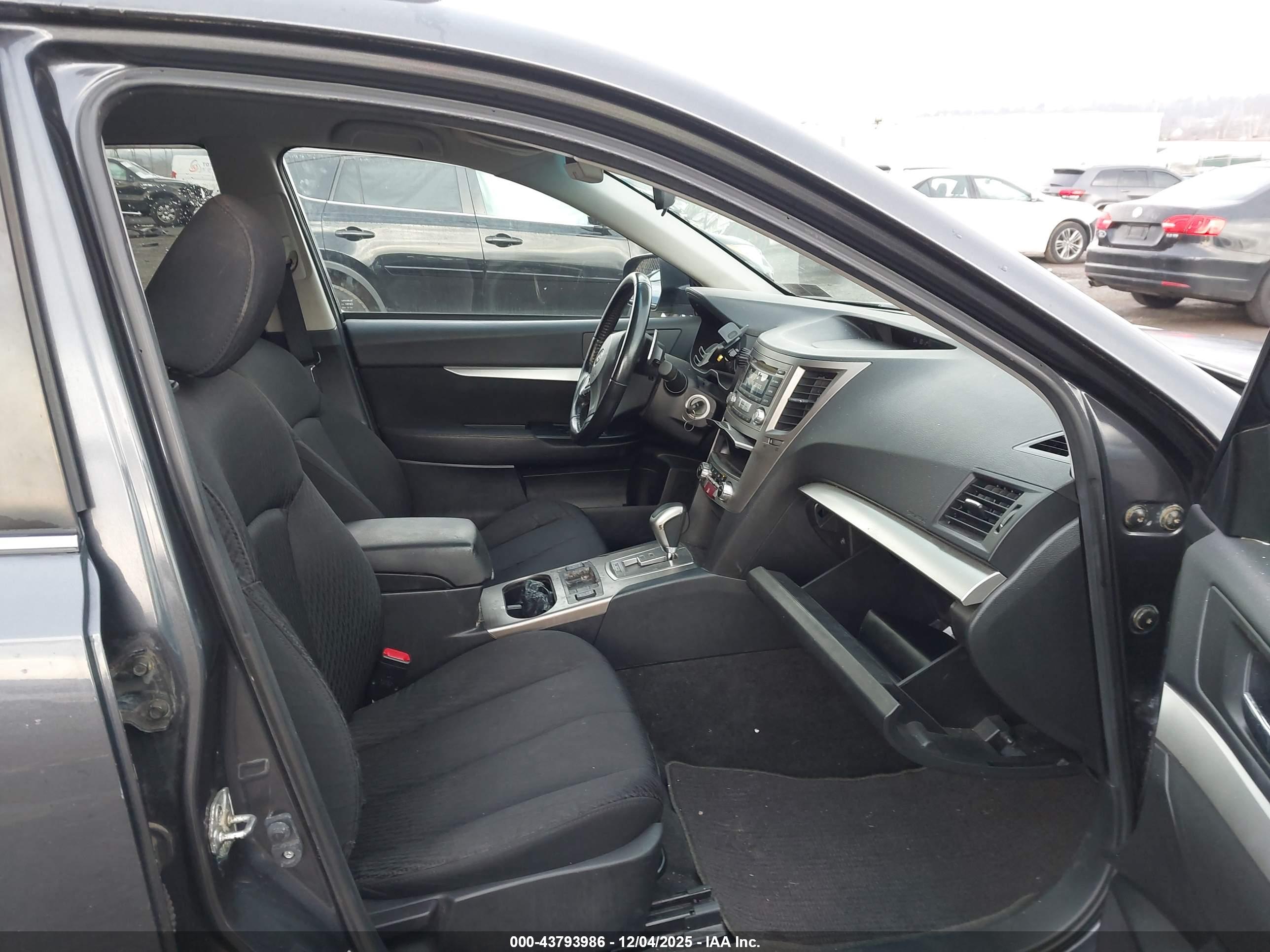 SUBARU OUTBACK image 5