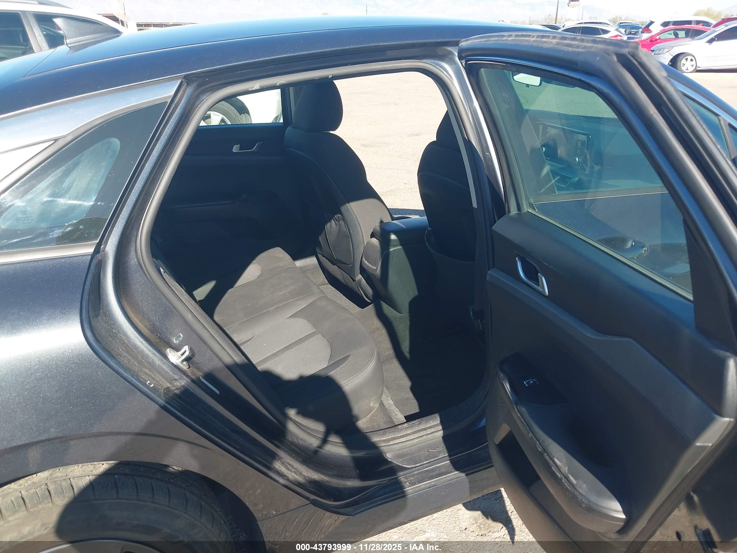 KIA K5 image 8