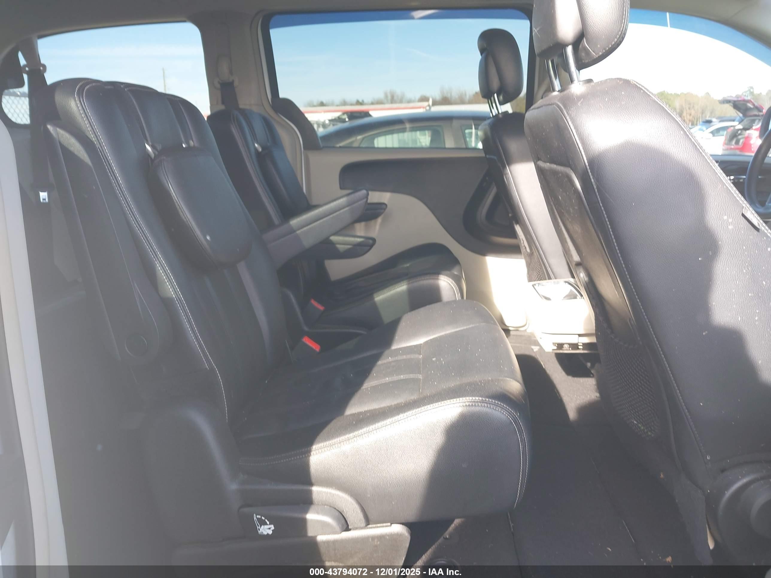 CHRYSLER TOWN image 8