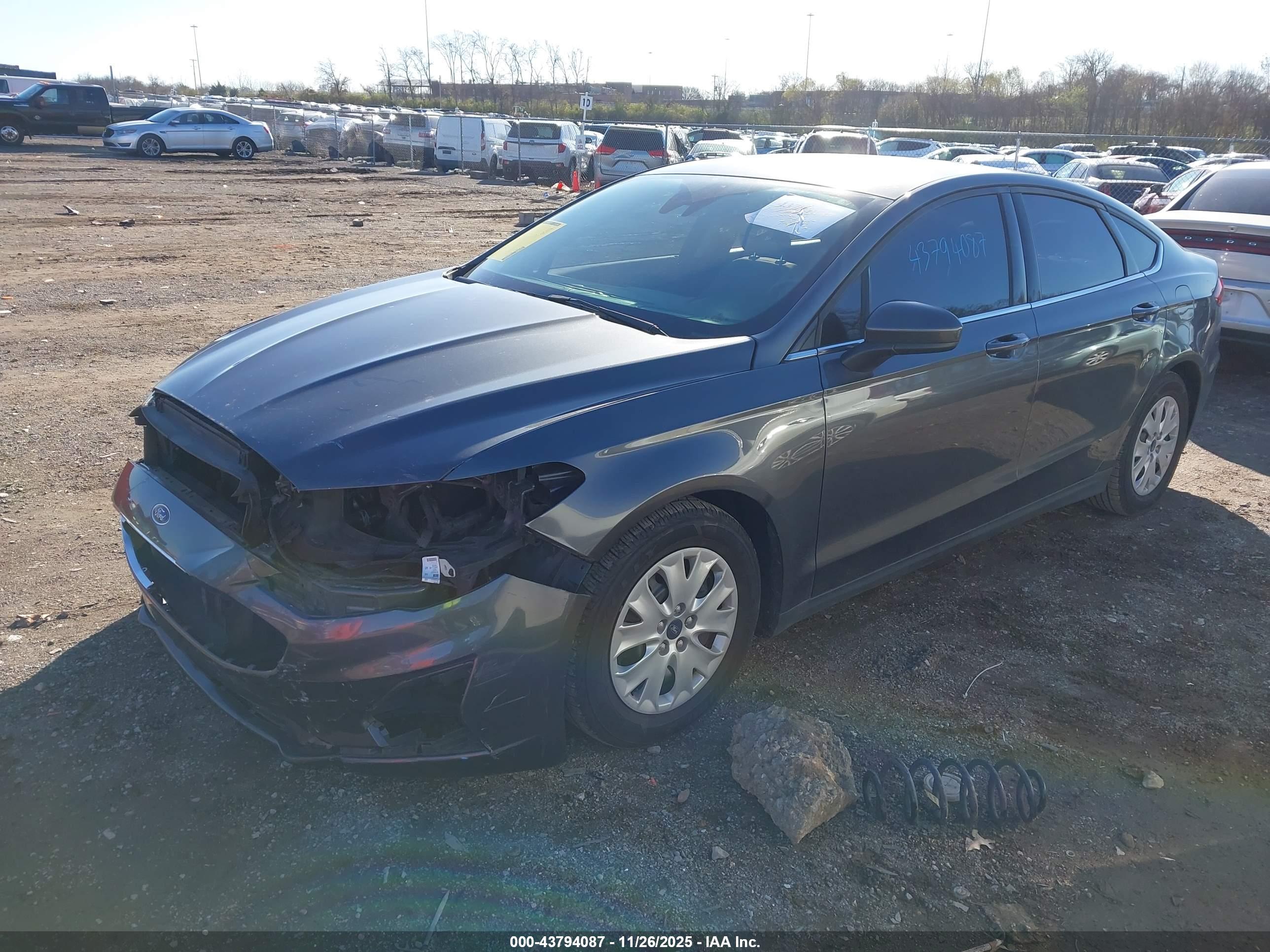 FORD FUSION image 2