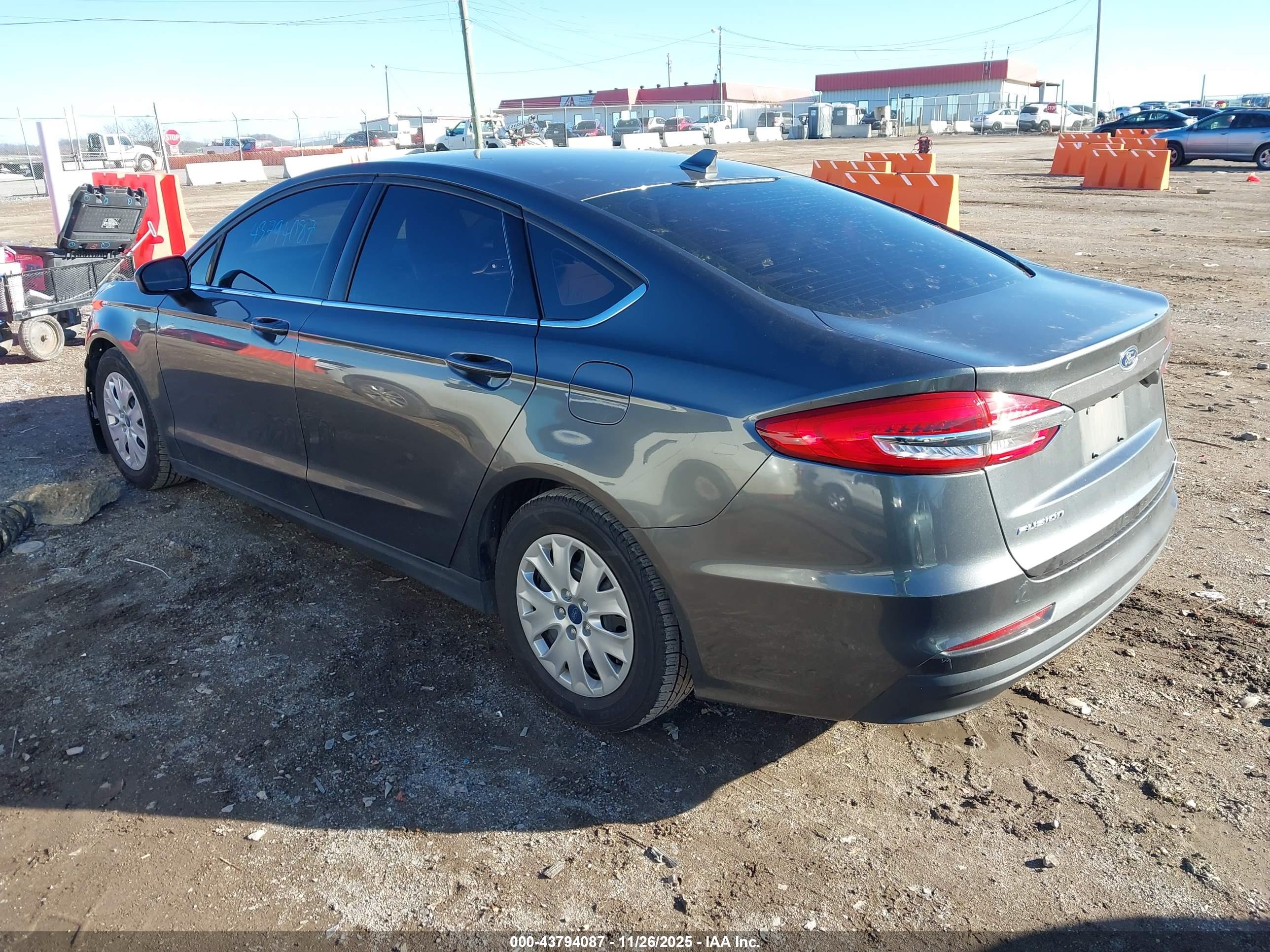 FORD FUSION image 3