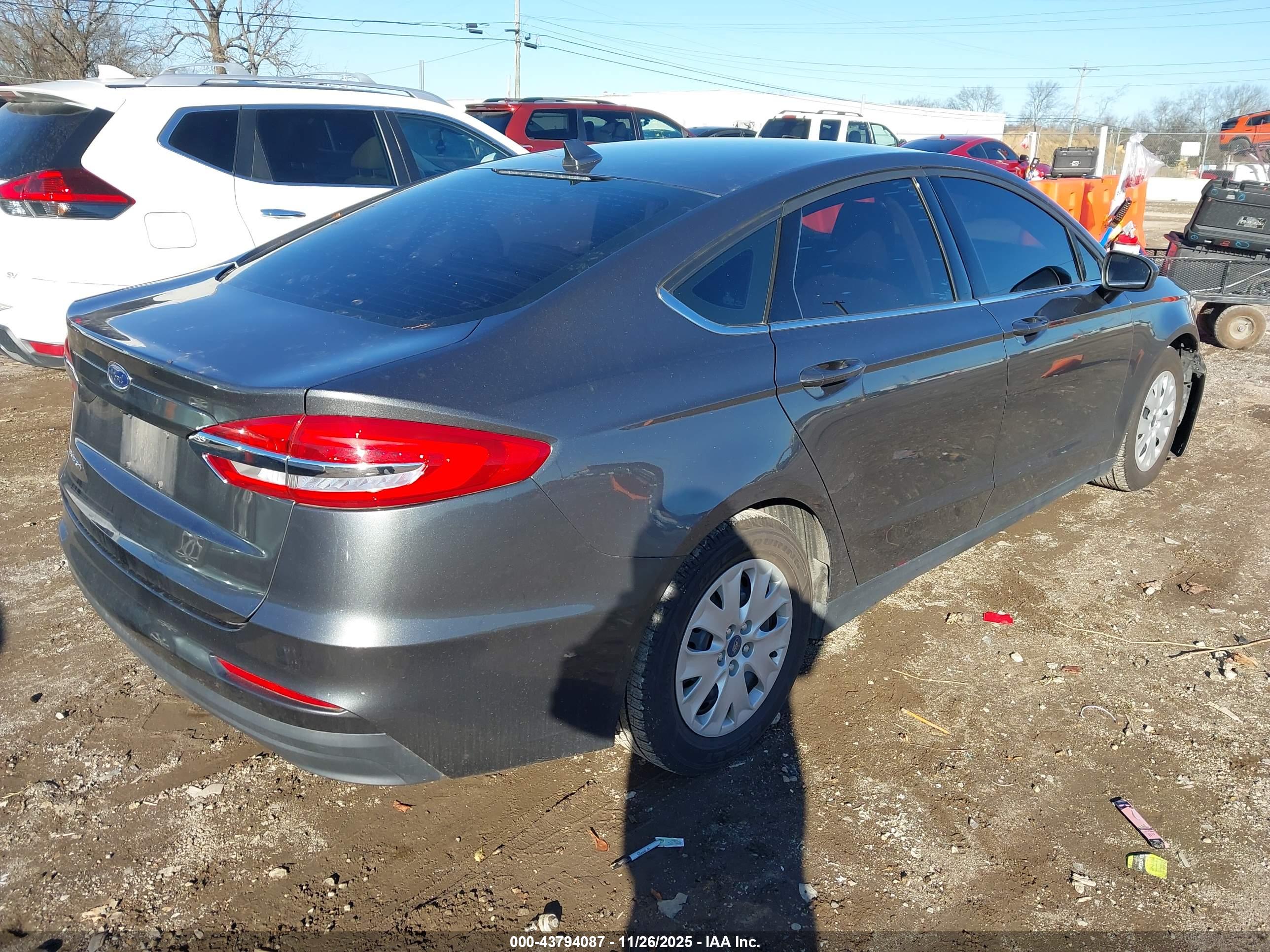 FORD FUSION image 4