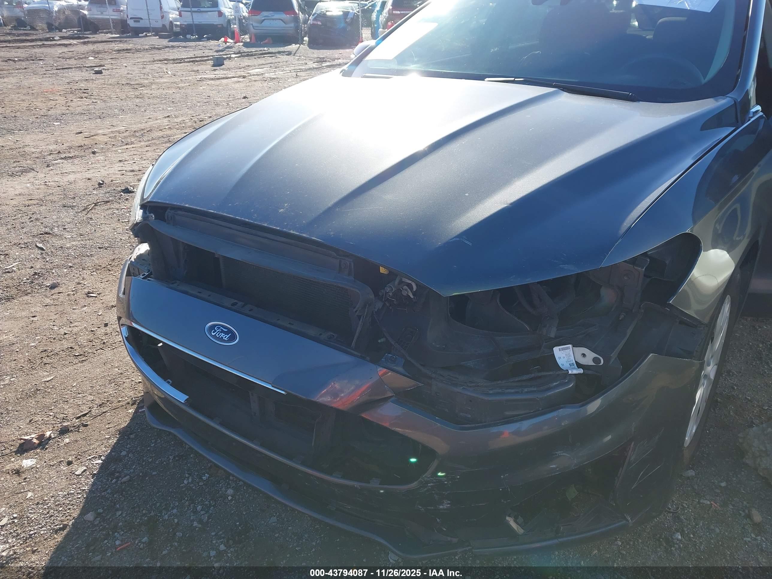 FORD FUSION image 6