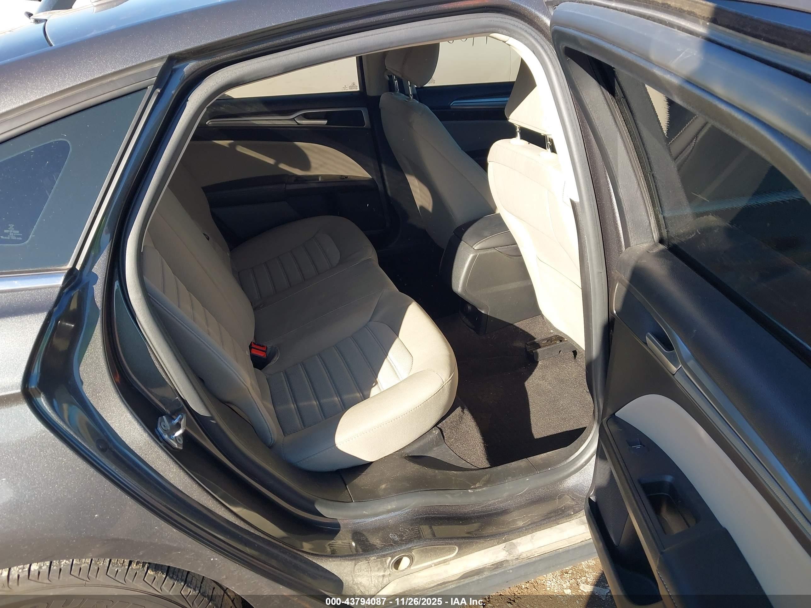 FORD FUSION image 8