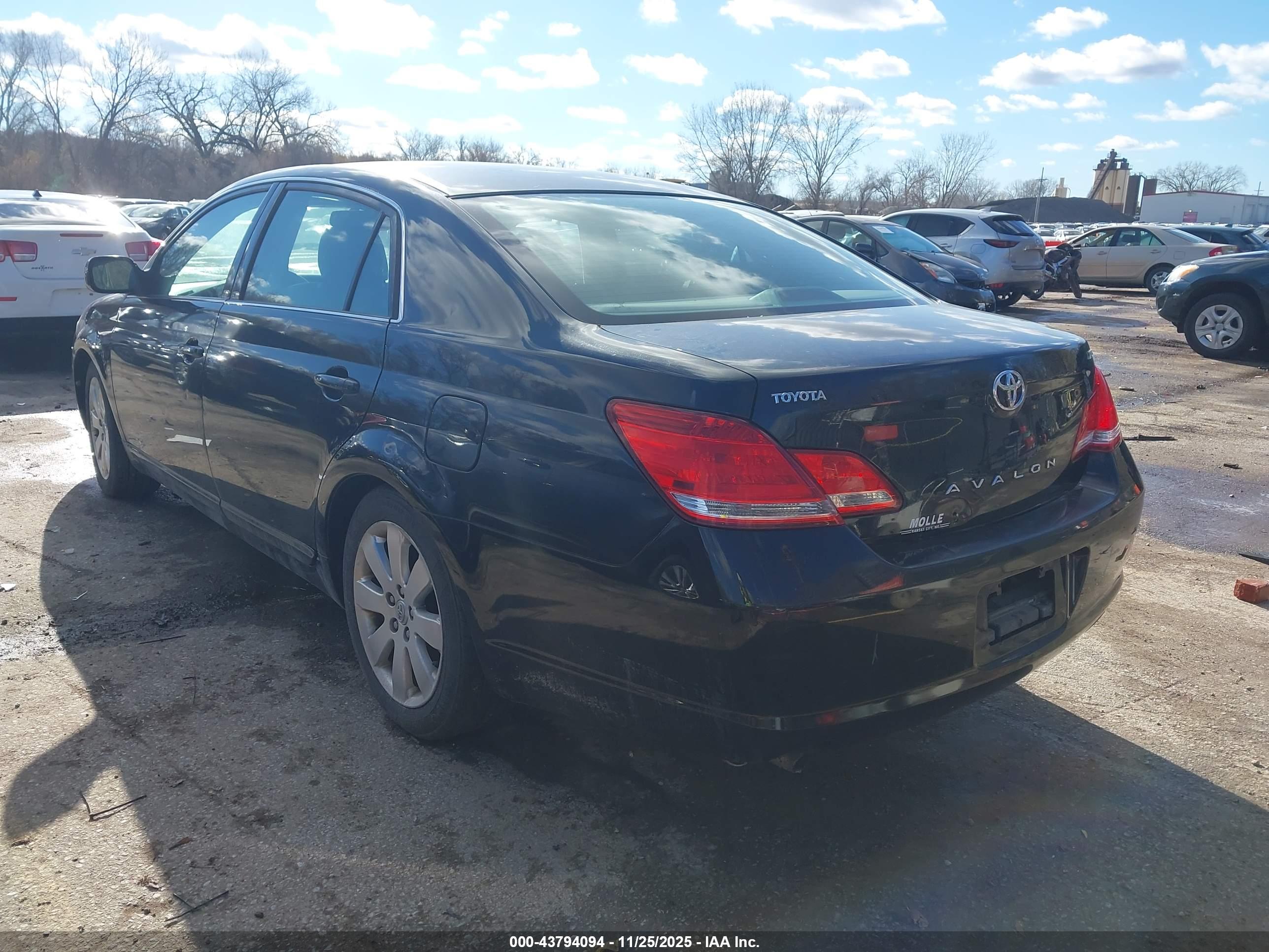 TOYOTA AVALON image 3
