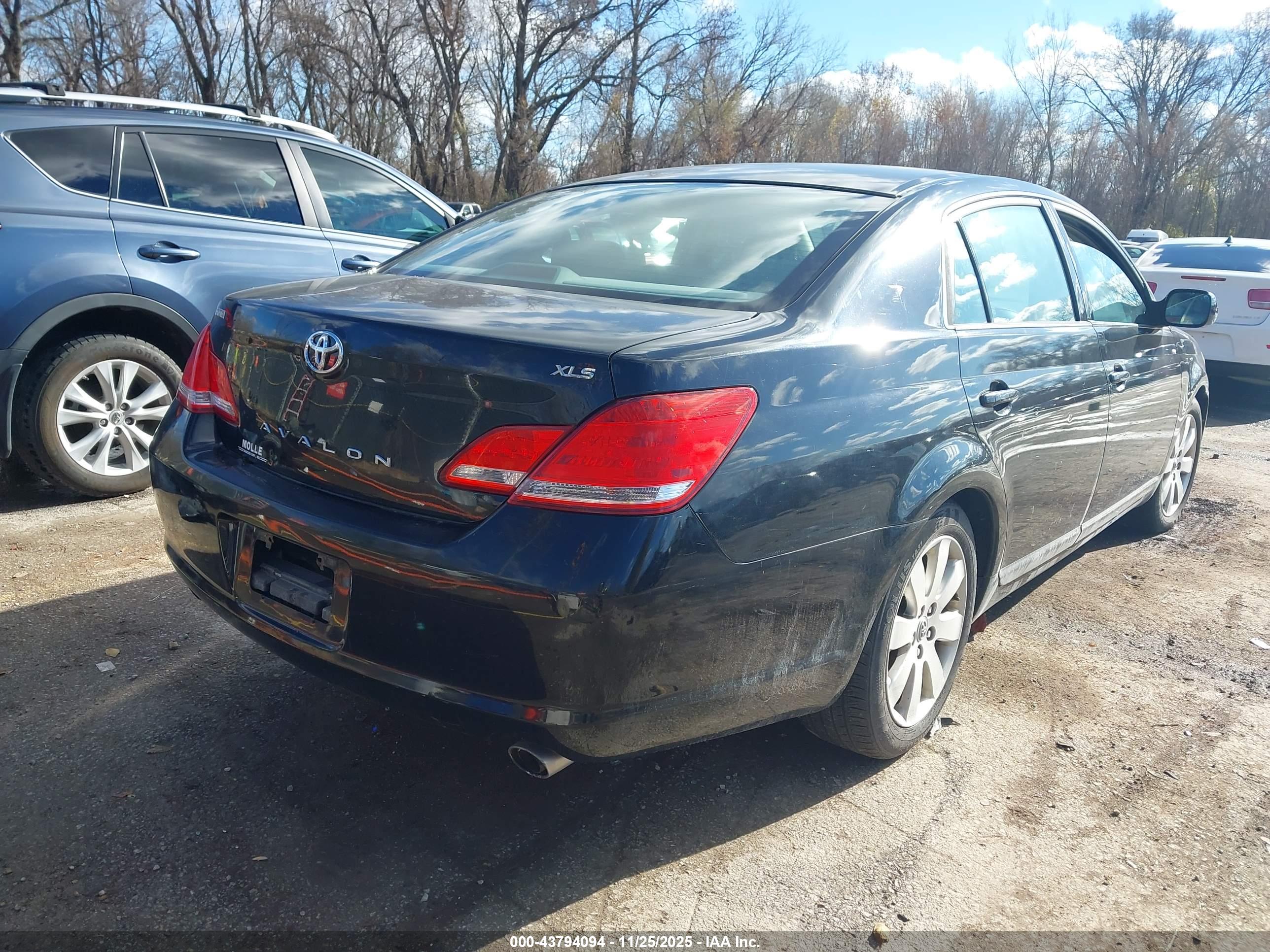 TOYOTA AVALON image 4