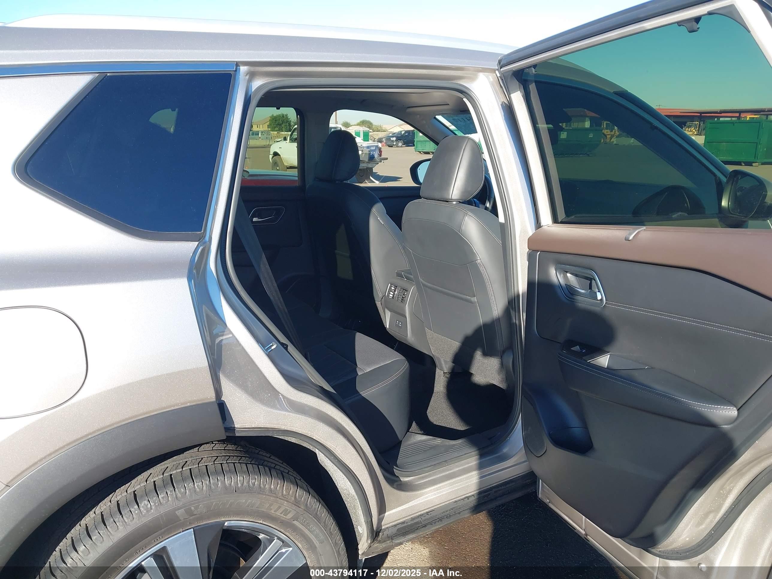 NISSAN ROGUE image 8