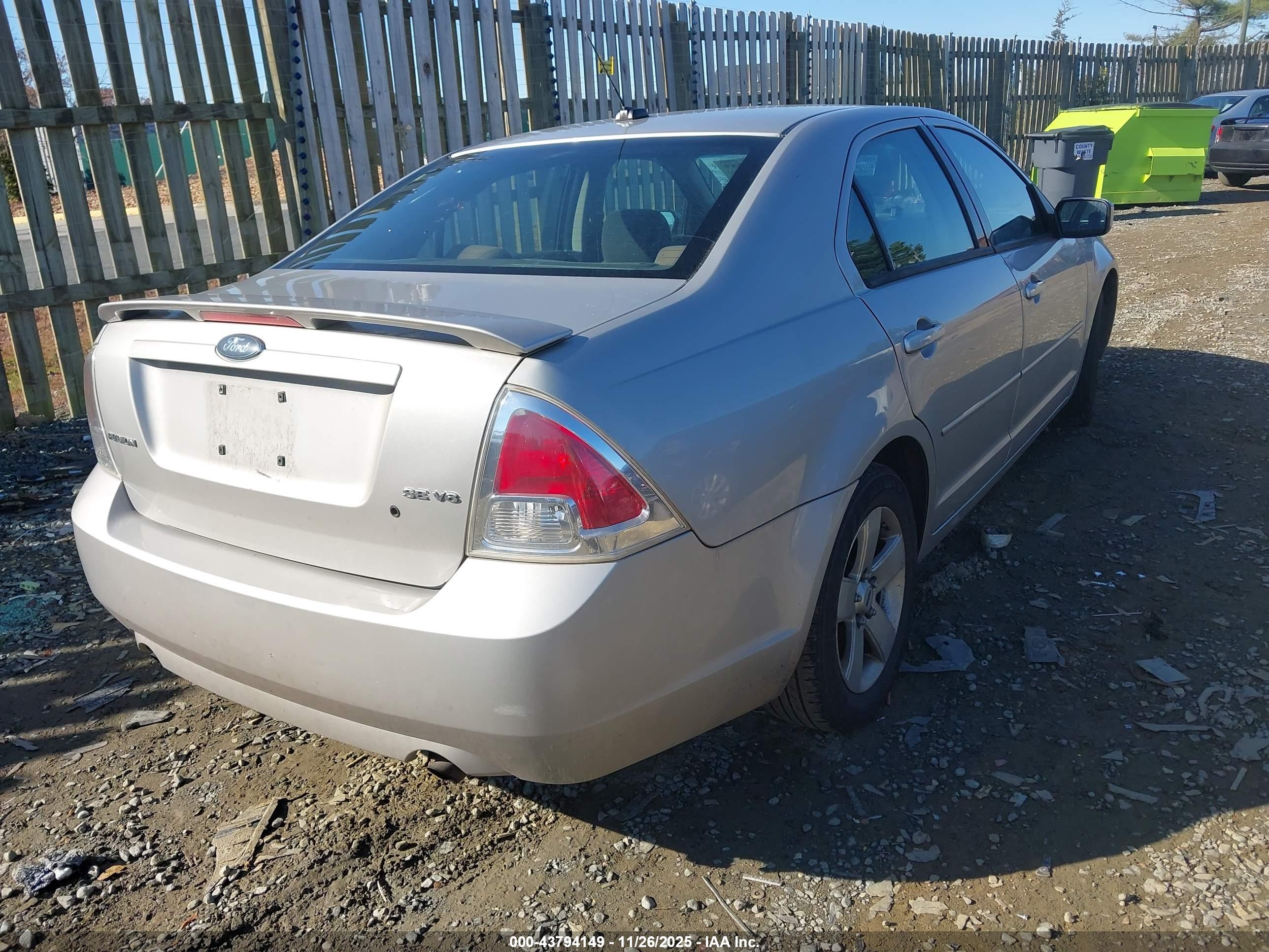 FORD FUSION image 4
