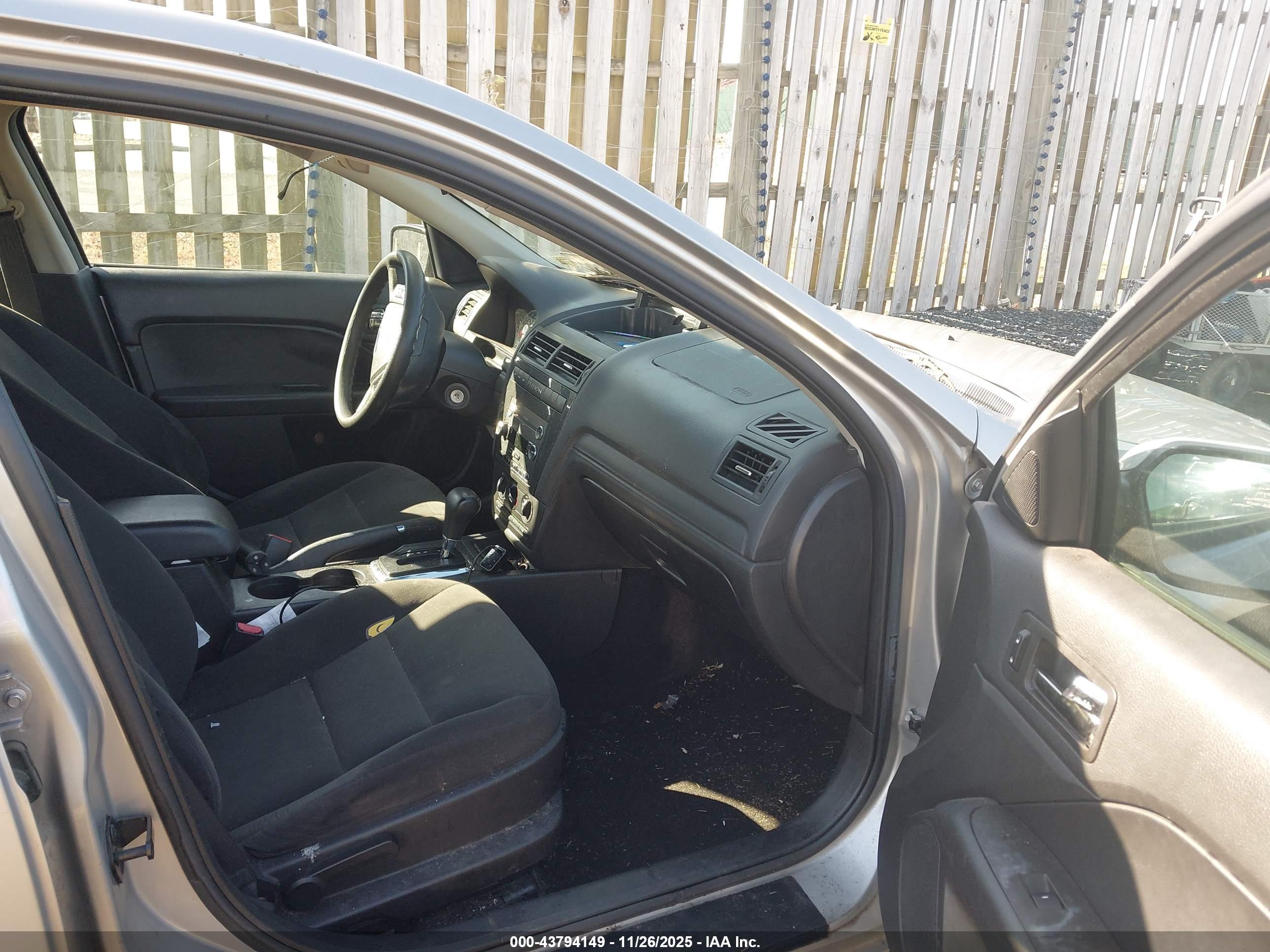 FORD FUSION image 5