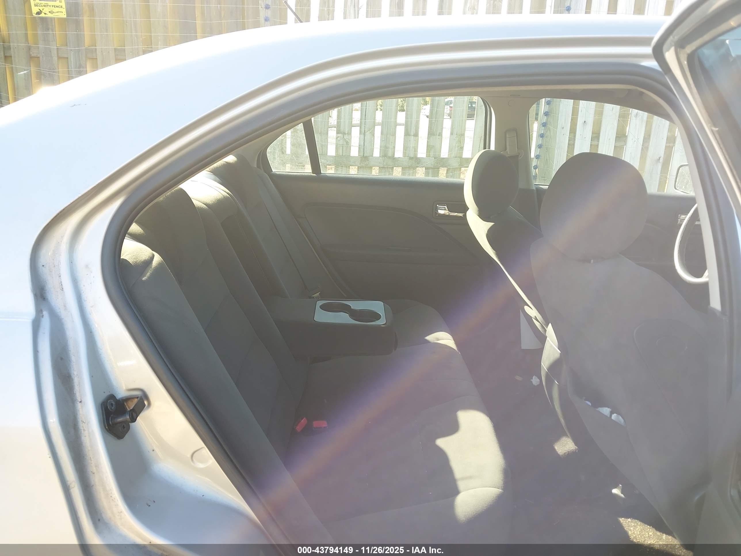 FORD FUSION image 8