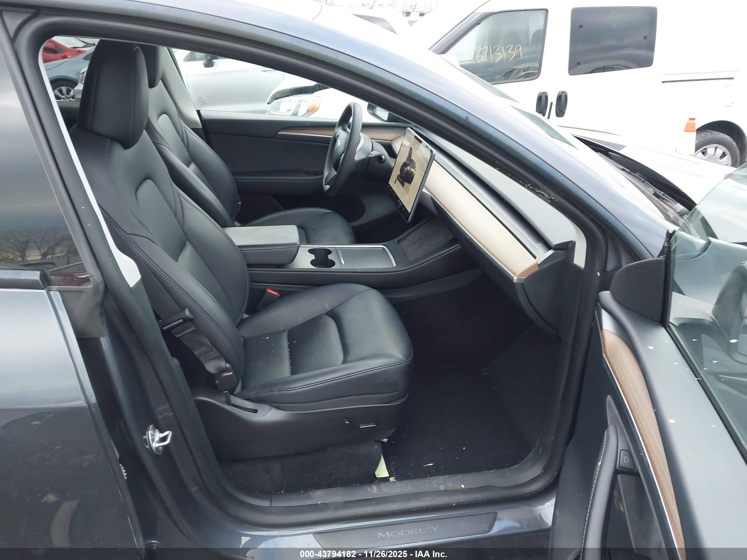 TESLA MODEL image 5