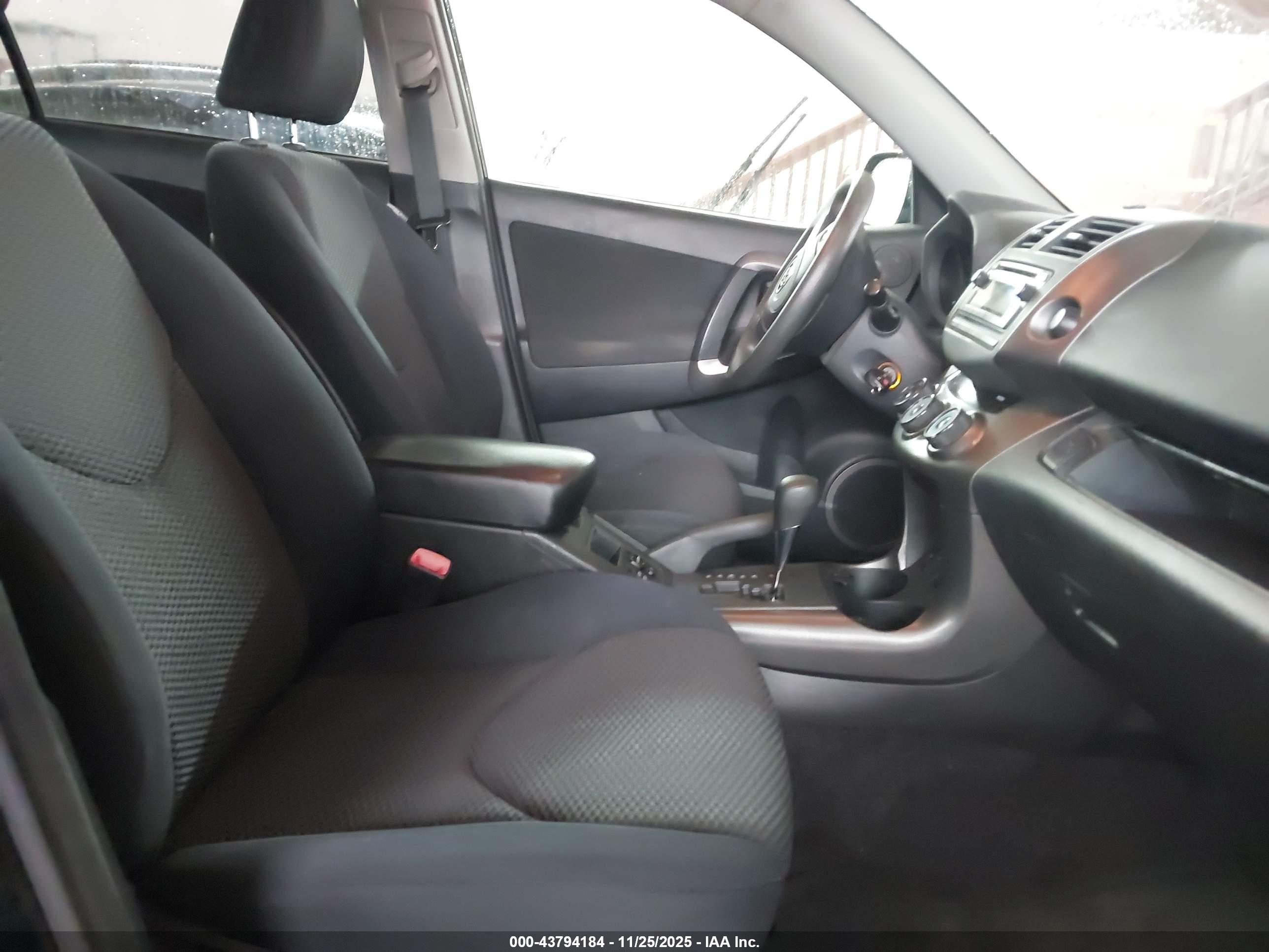 TOYOTA RAV4 image 5