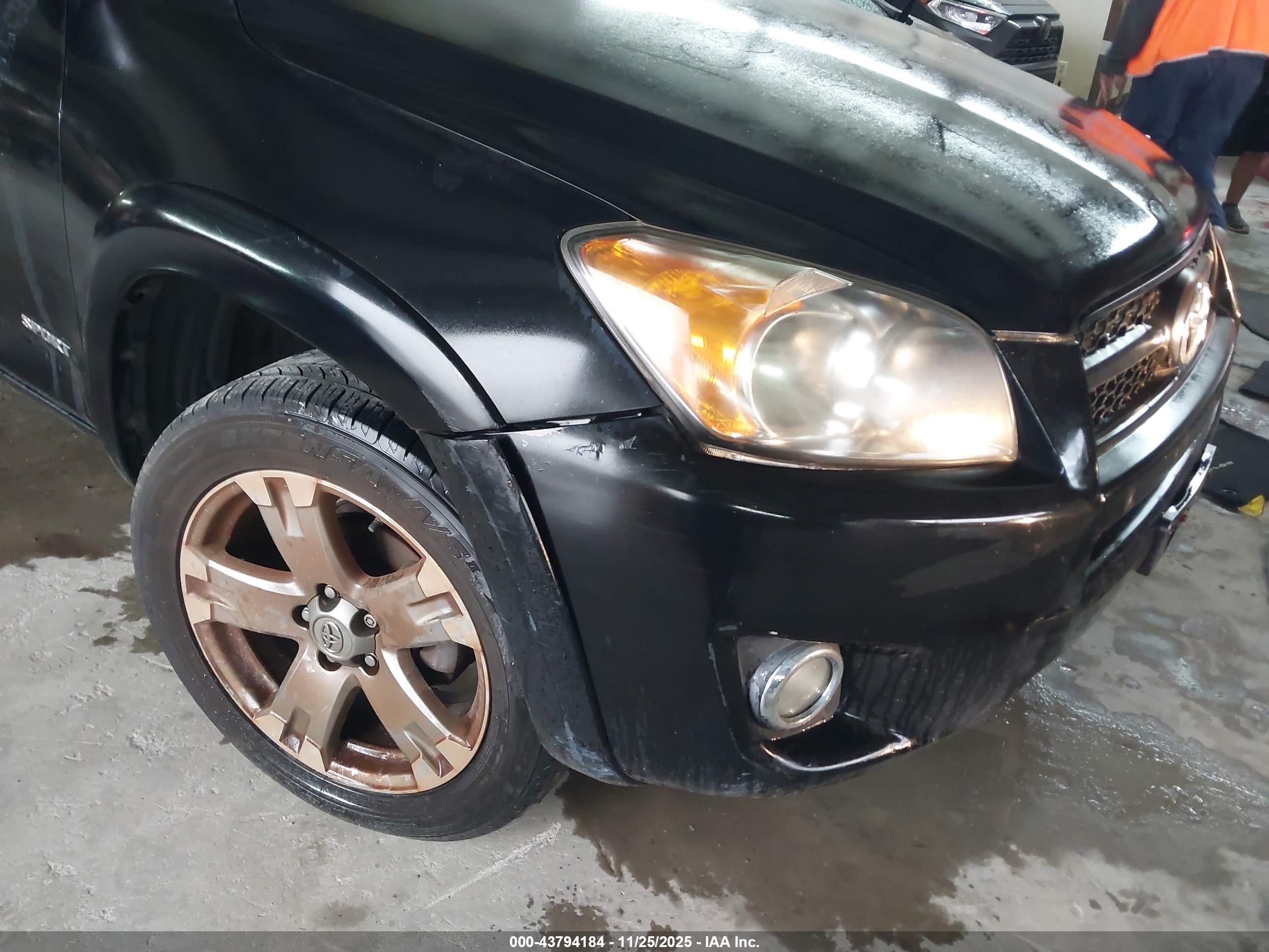 TOYOTA RAV4 image 6