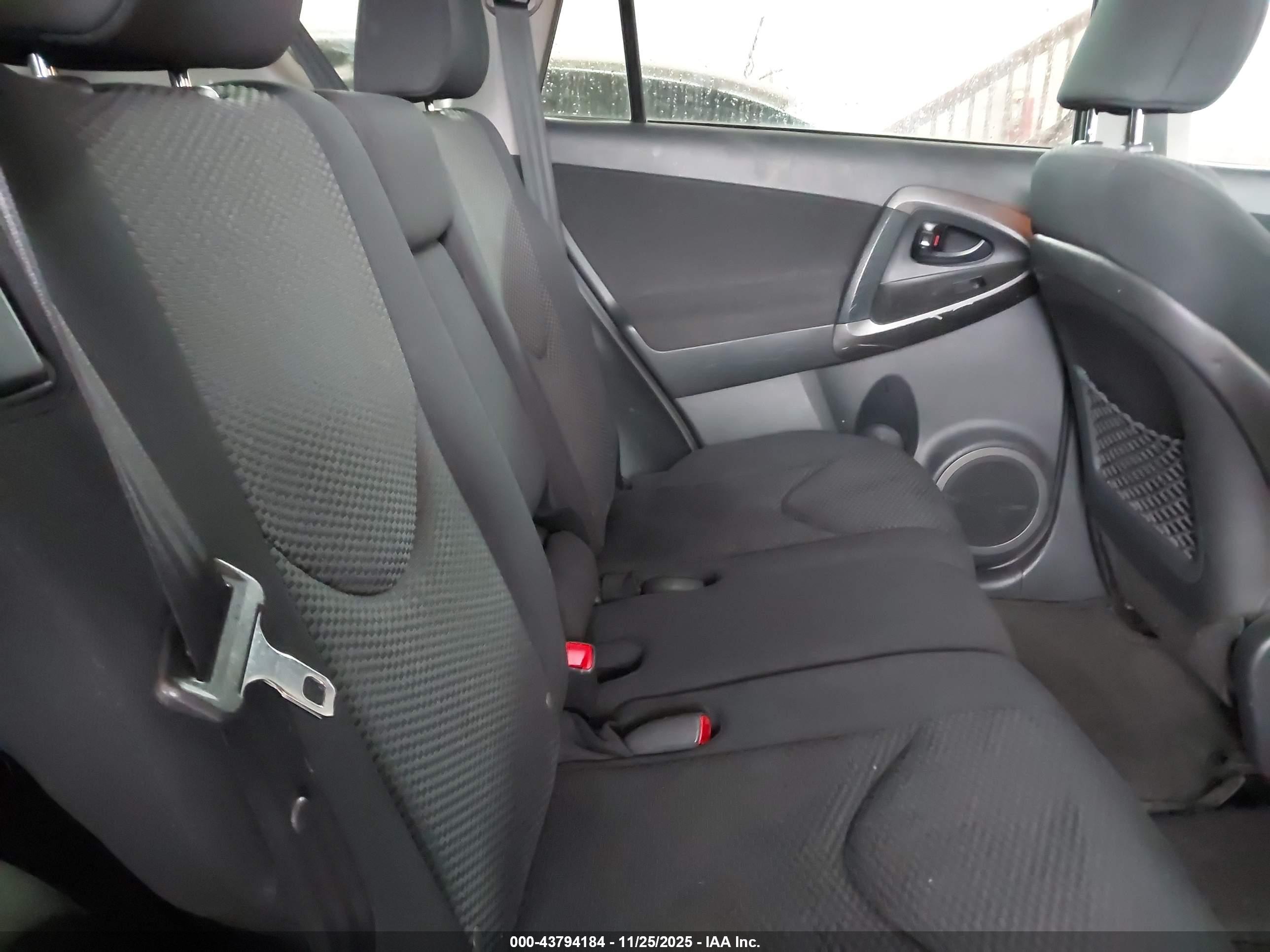 TOYOTA RAV4 image 8