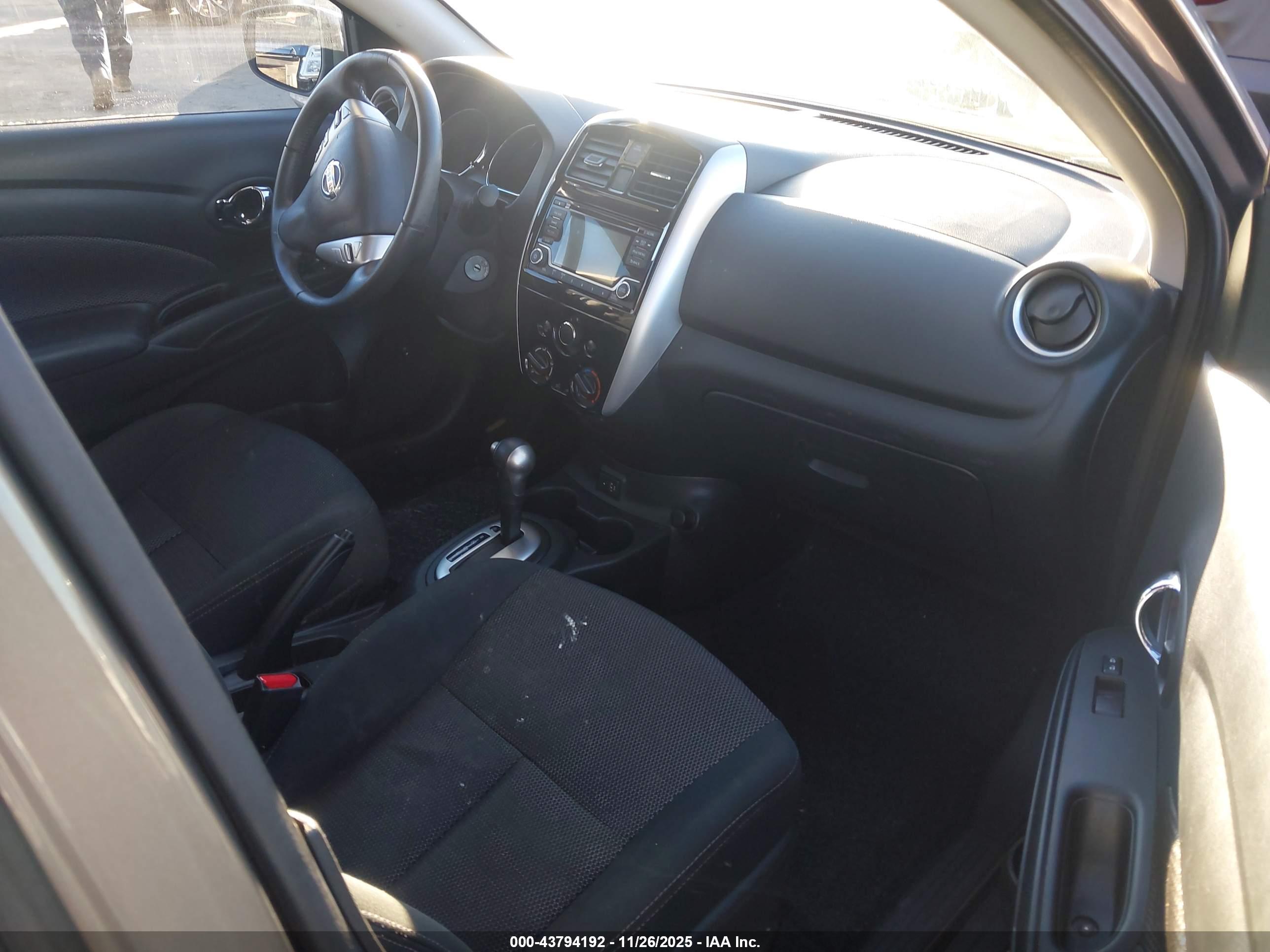 NISSAN VERSA image 5